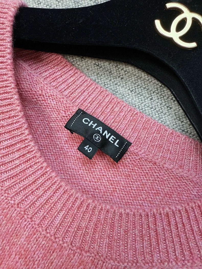 Chanel Chanel 24A pink guitar badge round-neck knitted sweater Size S / US 4 / IT 40 - 5 Thumbnail