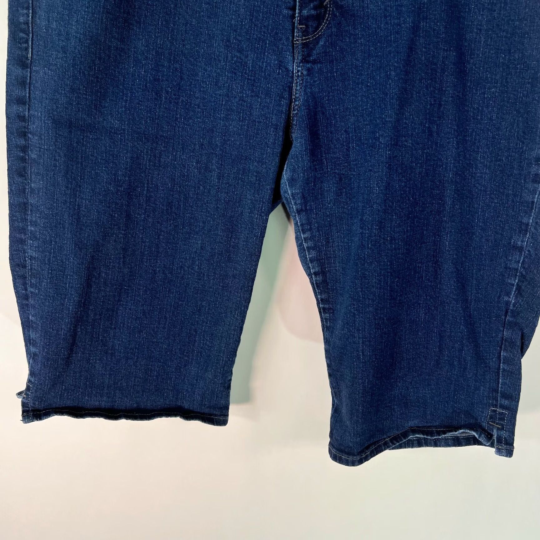 Levi's Levi's Womens Capri Jeans Flat Front Straight Leg 24 Blue Denim Slim Stretch Capri 24 Women's Jeans Update - Vintage? No Size 42" / US 20 - 5 Thumbnail