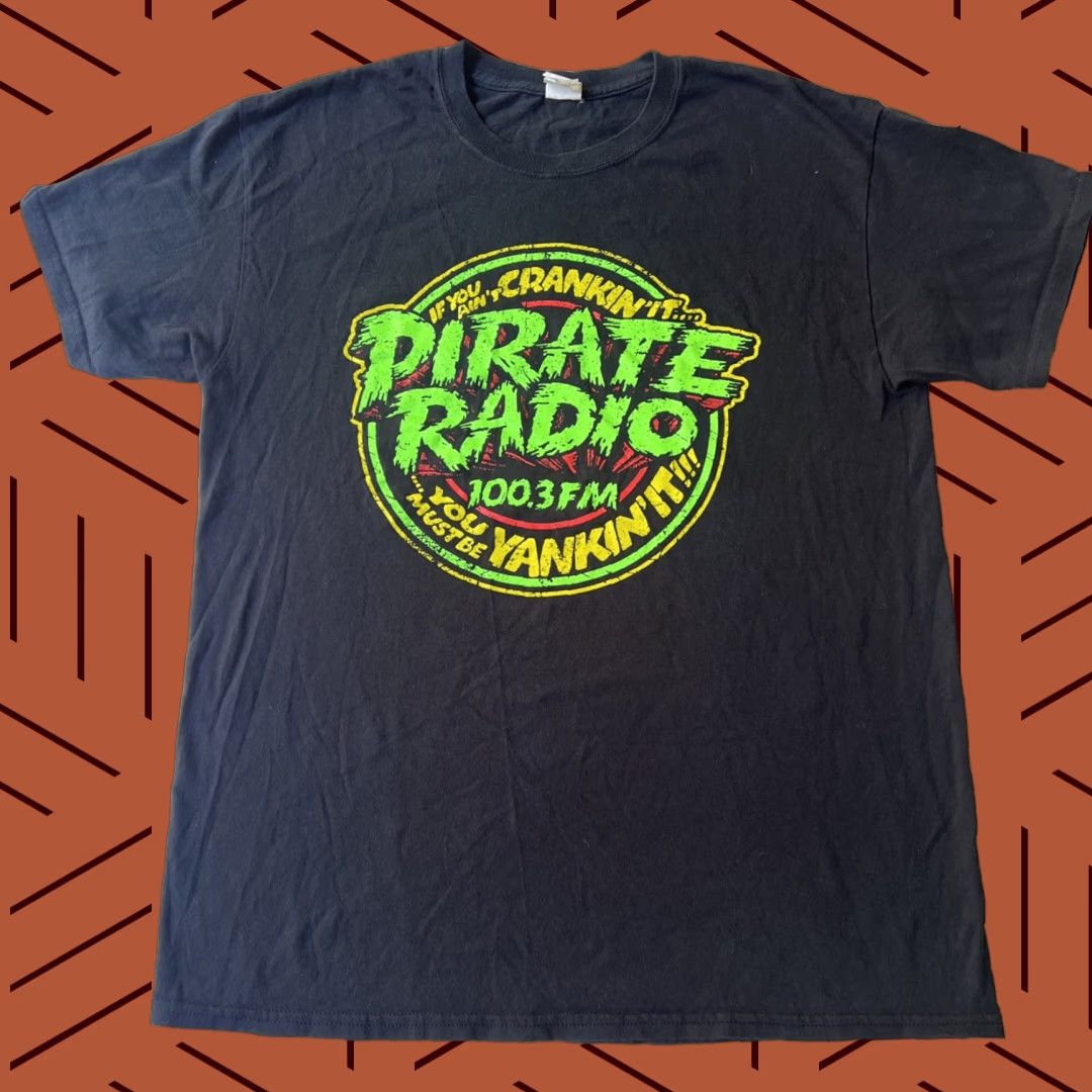 Gildan VINTAGE PIRATE RADIO 100.3 FM Shirt Large Unisex Adults Black Graphic Print Logo 80s Music Rock Tee Size US L / EU 52-54 / 3 - 1 Thumbnail