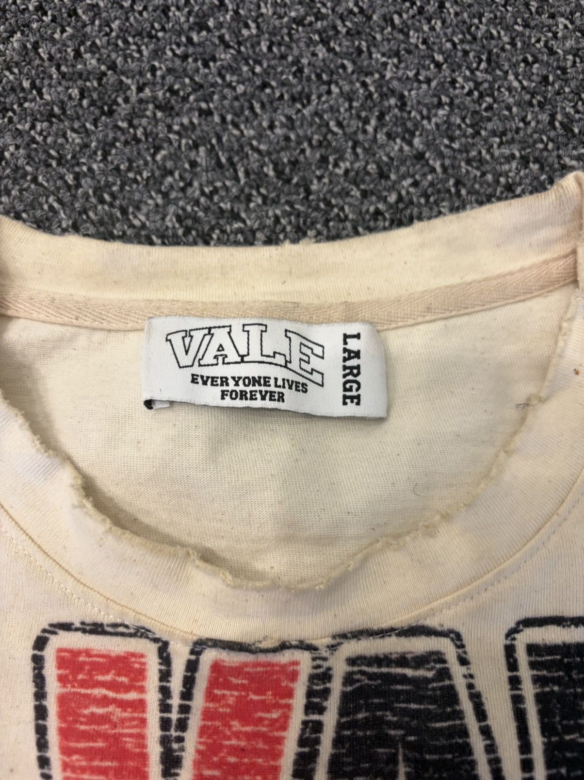 Vale Vale "All We Need Is Peace" Tee Size US L / EU 52-54 / 3 - 2 Thumbnail