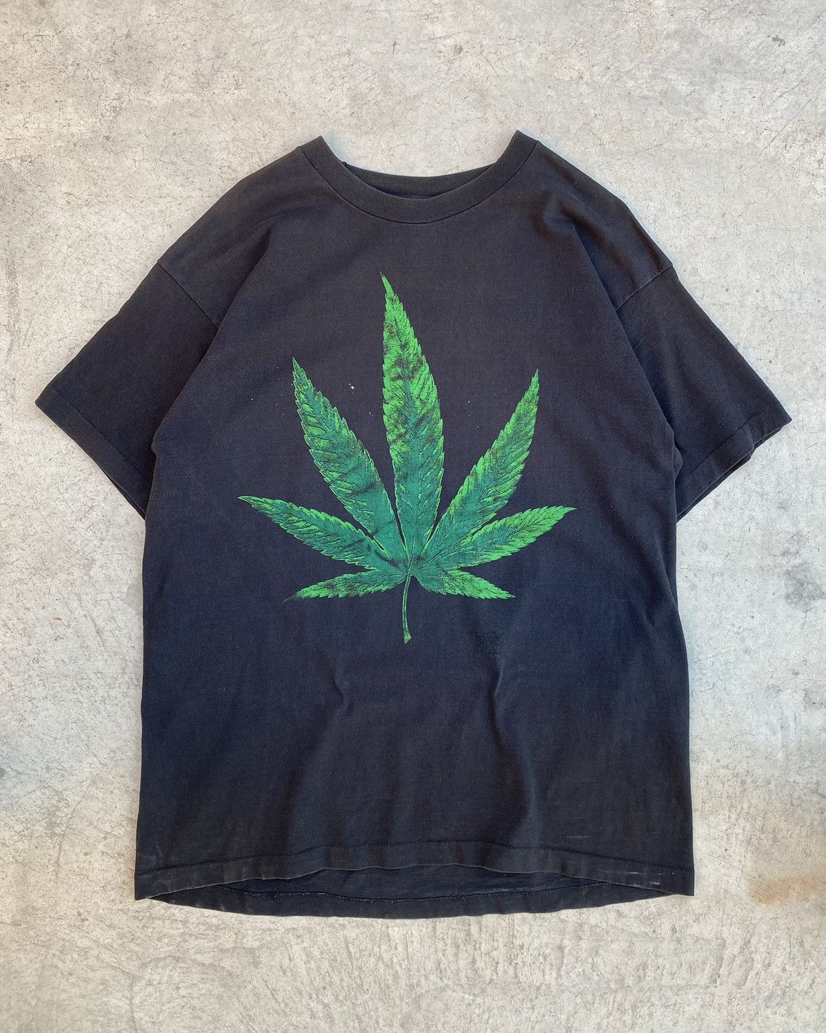 Fruit Of The Loom 1993 Cannabis Graphic Tee Size US XL / EU 56 / 4 - 1 Thumbnail