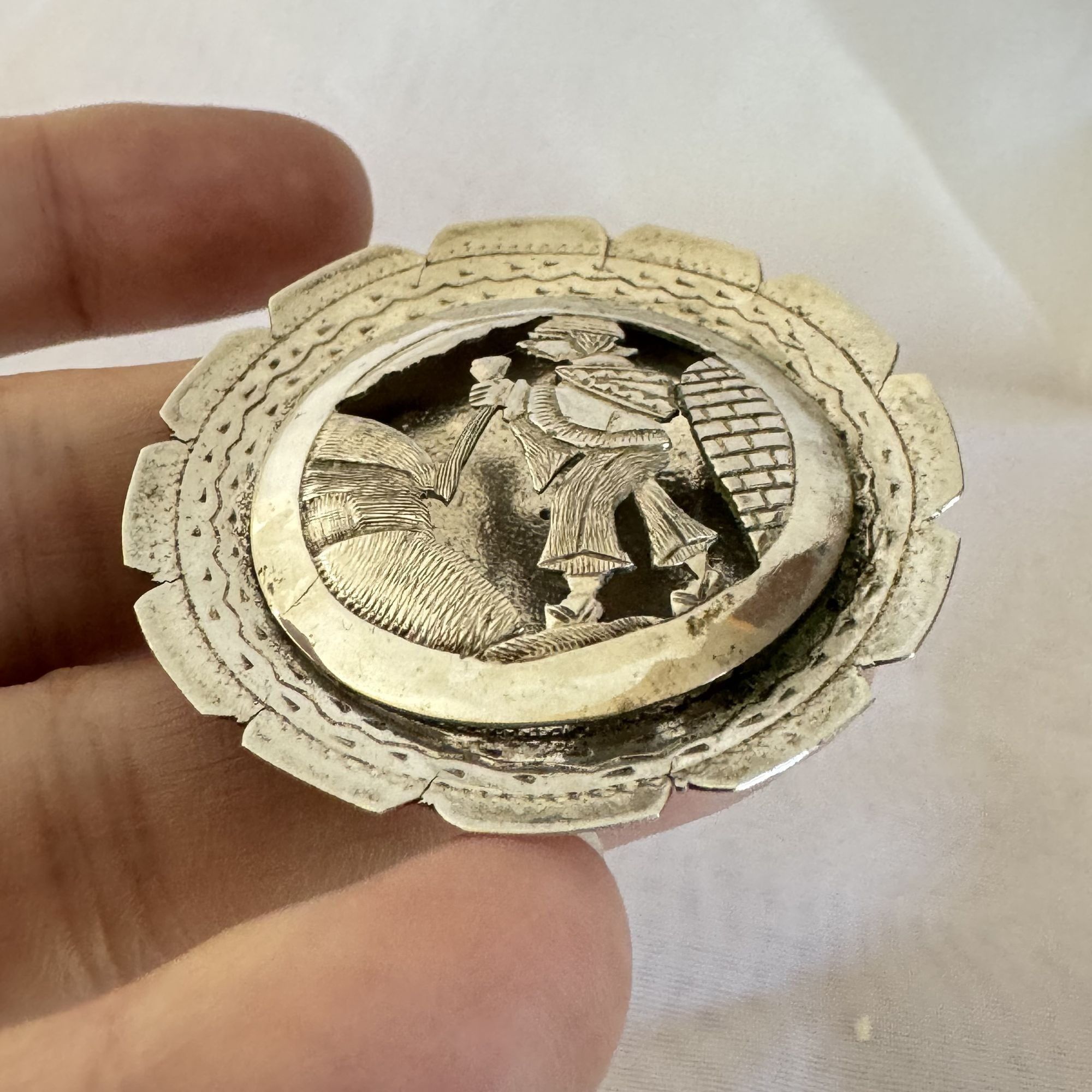 Vintage VTG Sterling Silver 925 Textured Armored Man Circle Brooch S Size ONE SIZE - 3 Thumbnail