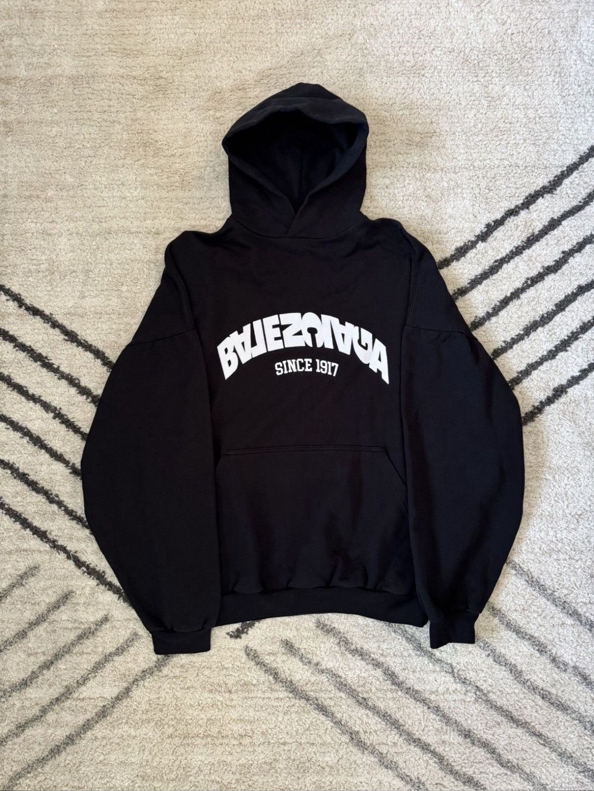 Balenciaga Balenciaga FW23 Inverted Flipped Letter Embodied Hoodie Size US S / EU 44-46 / 1 - 1 Thumbnail