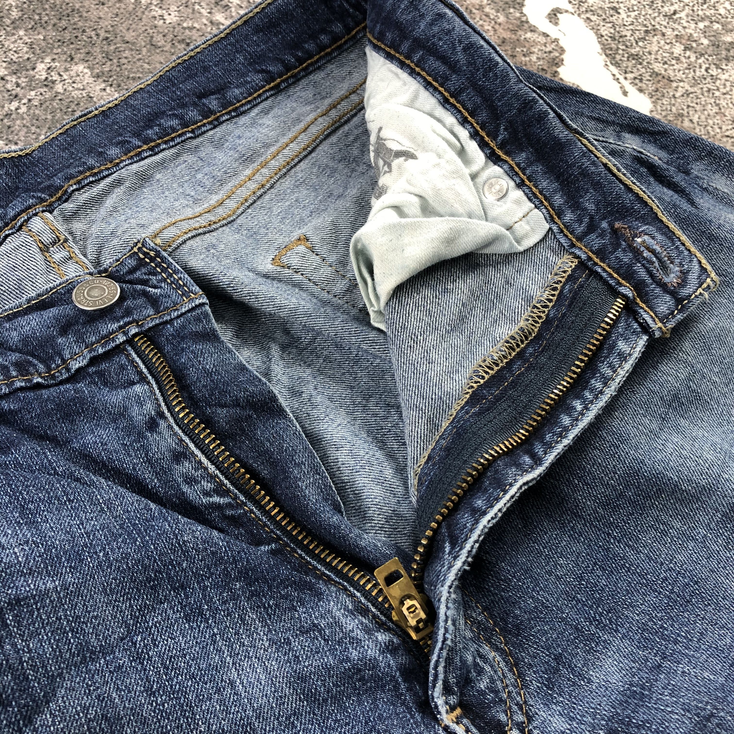 Levi's Vintage Levis 505 Jeans Distress Faded Blue Denim KJ980 Size US 34 / EU 50 - 12 Thumbnail