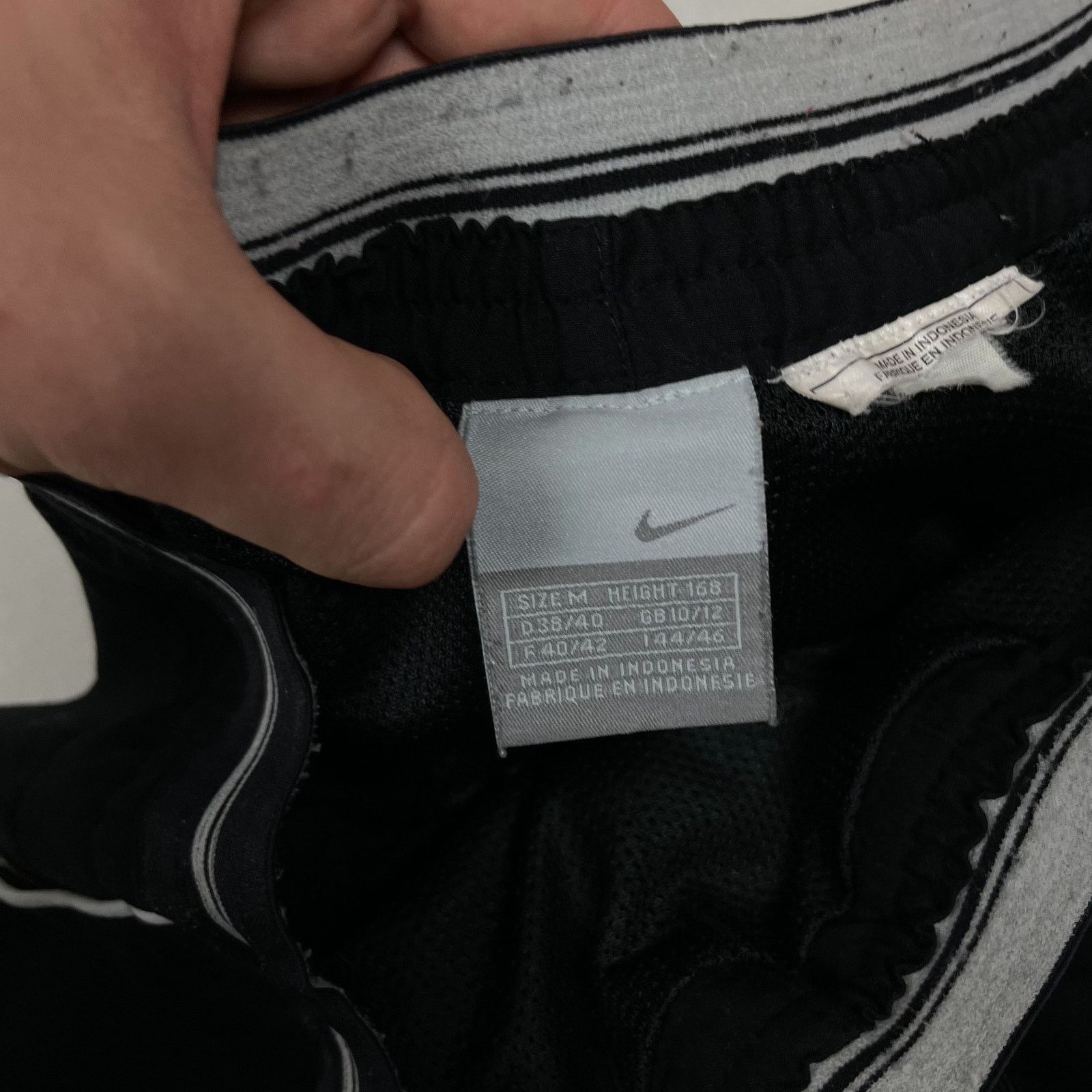 Nike × Vintage Nike Women Black Swoosh High-Rise Straight Track Pant Medium Size 30" / US 8 / IT 44 - 7 Thumbnail