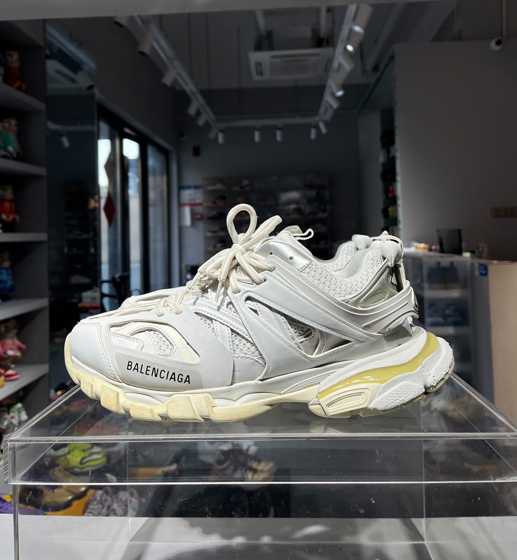 Balenciaga Balenciaga White Lowtop Sneakers 7 Men Size US 7 / EU 40 - 1 Thumbnail