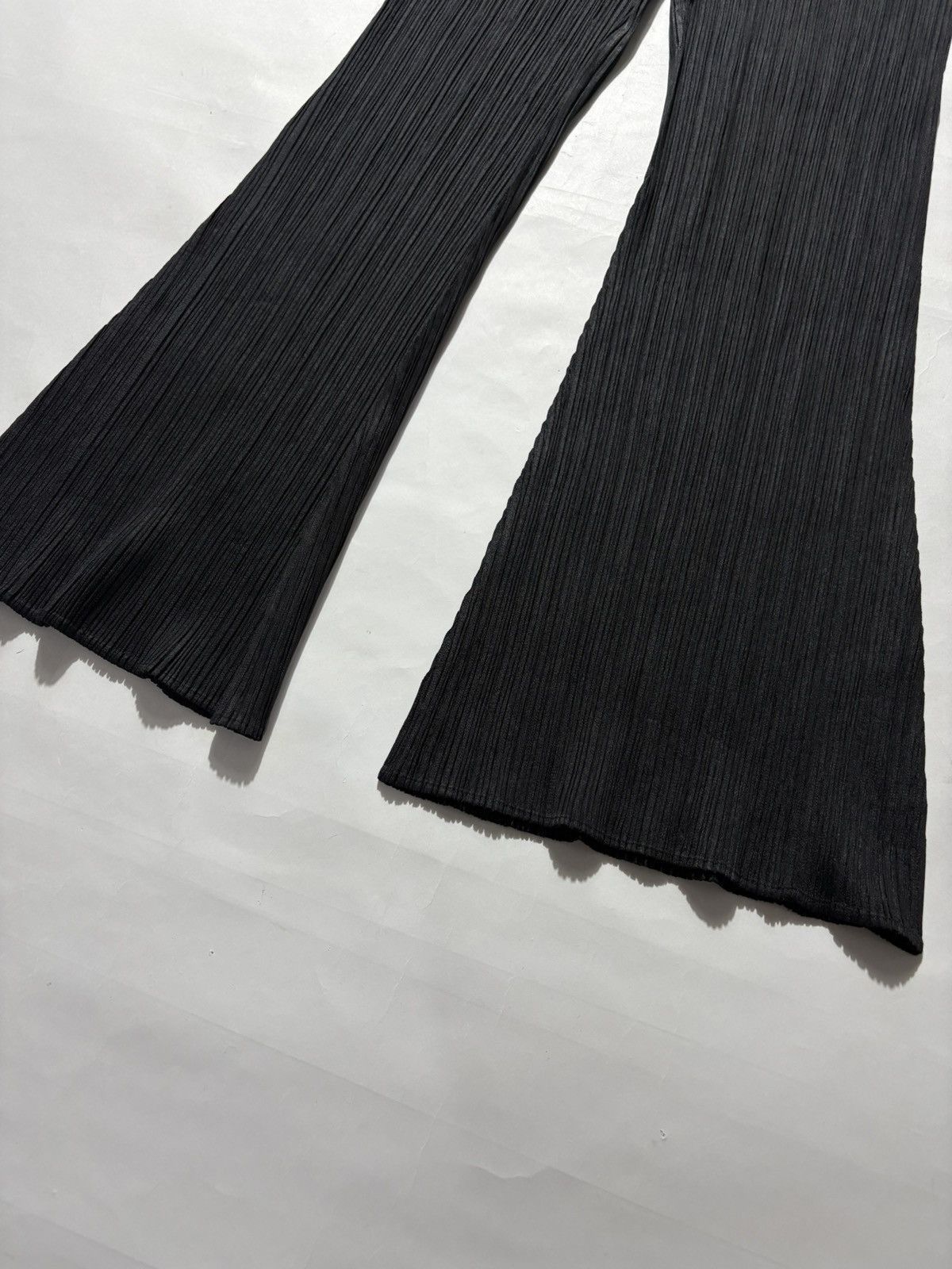 Pleats Please Issey Miyake PLEATS PLEASE BY ISSEY MIYAKE FLARED PANTS Size 24" / US 00 / IT 34 - 4 Thumbnail