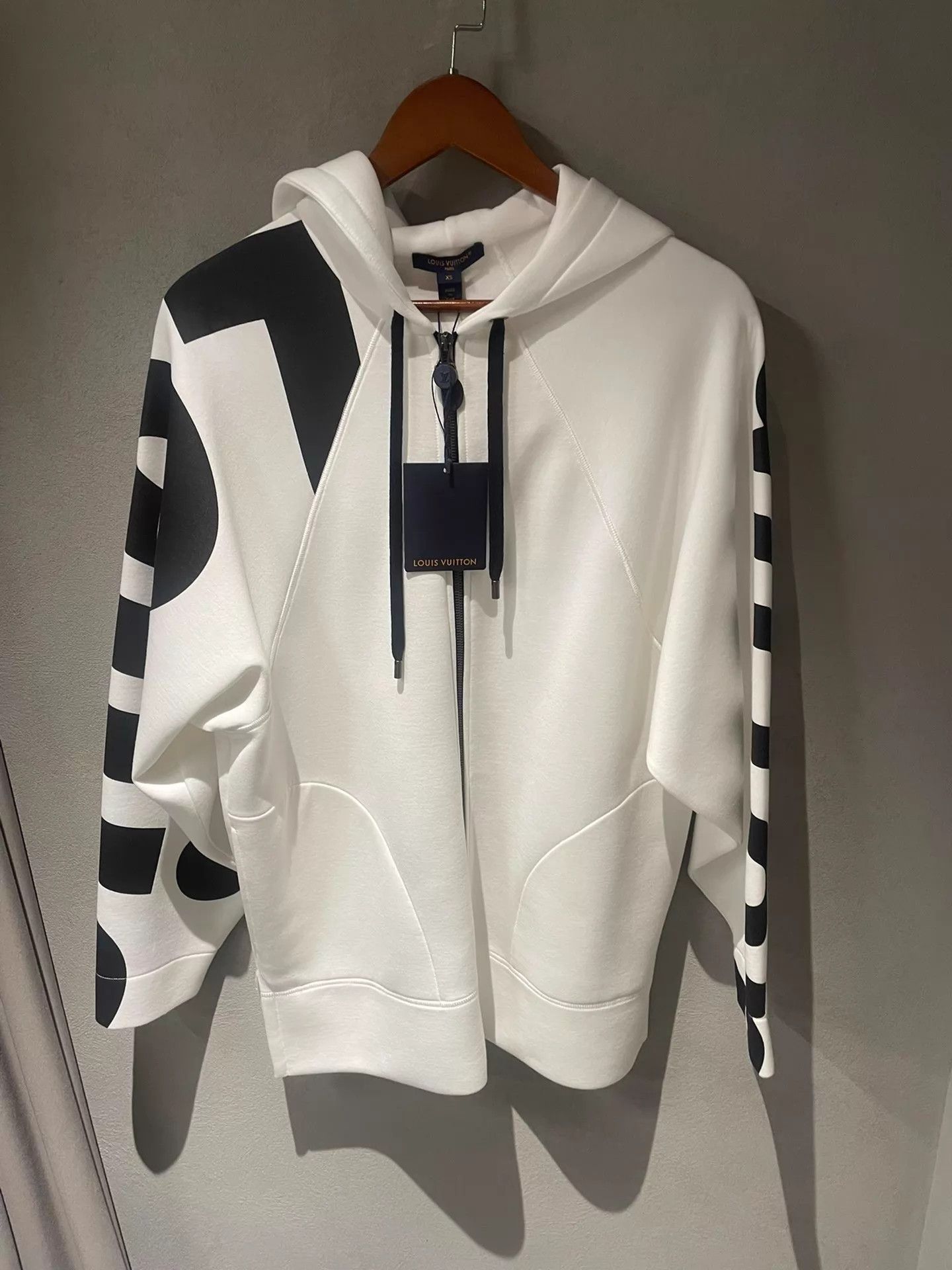 Louis Vuitton Louis Vuitton white hoodie new with tags spring/fall Size US XS / EU 42 / 0 - 1 Thumbnail