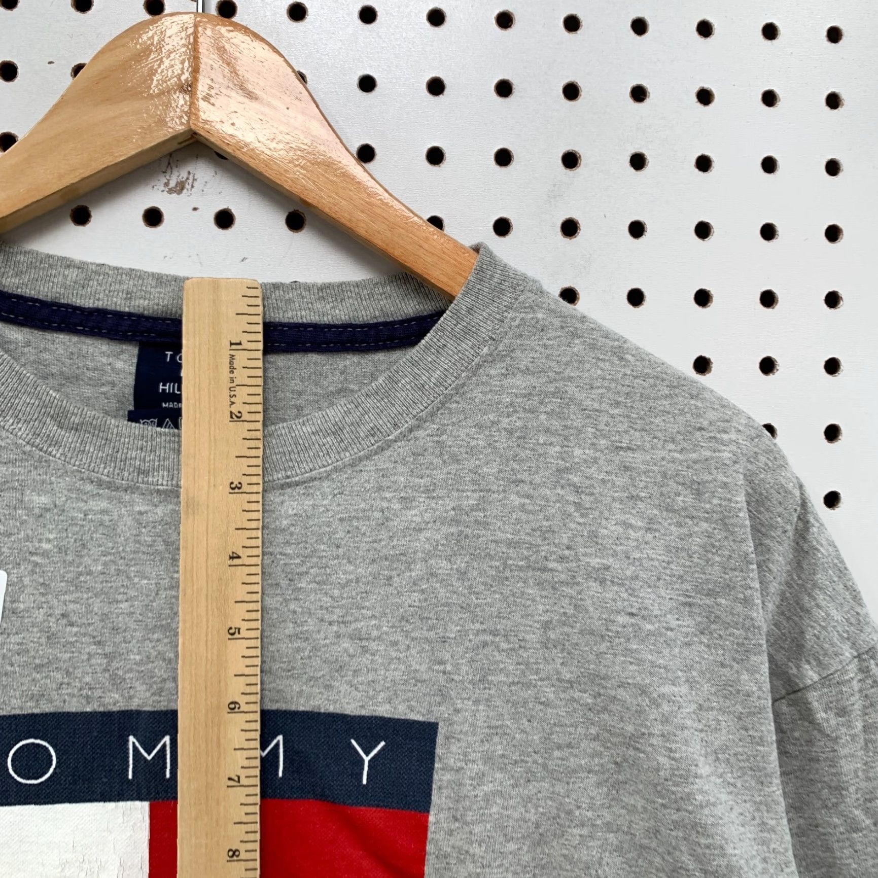 Tommy Hilfiger VINTAGE Tommy Hilfiger Shirt Mens XL Gray Hip Hop Casual Big Flag 24.5x28.5 T-Shirt Crew Neck Short Sleeve Size US XL / EU 56 / 4 - 6 Thumbnail