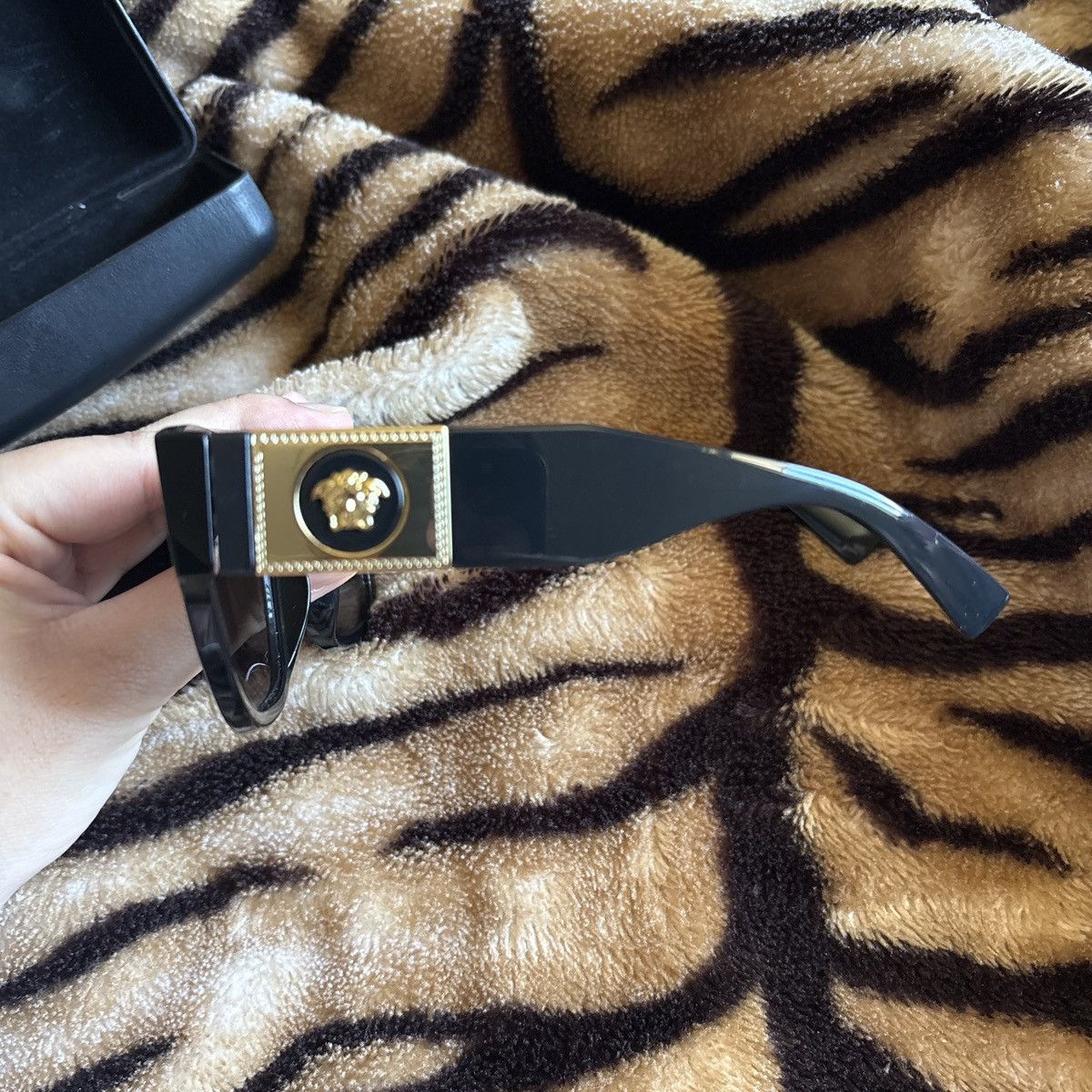 Versace Versace black and gold sunglasses Size ONE SIZE - 2 Thumbnail
