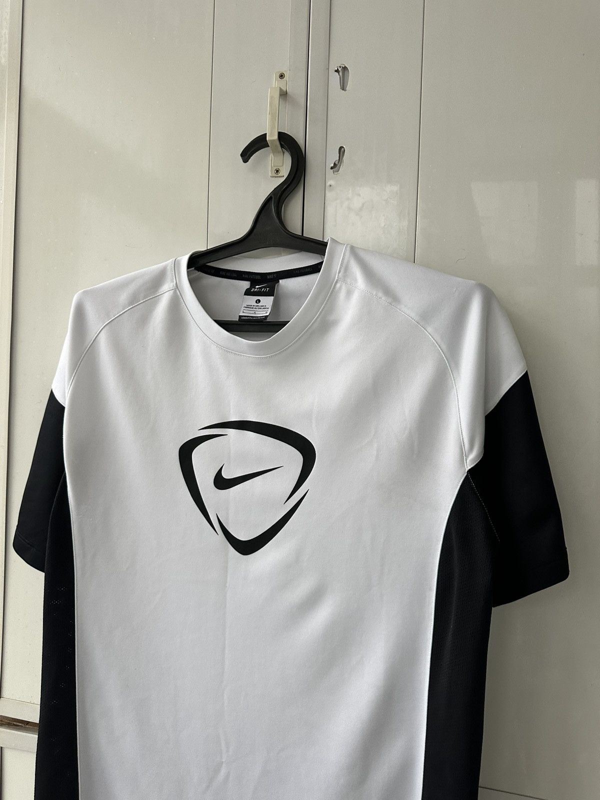 Nike Vintage Nike T-shirt Centre Logo Size US L / EU 52-54 / 3 - 6 Thumbnail