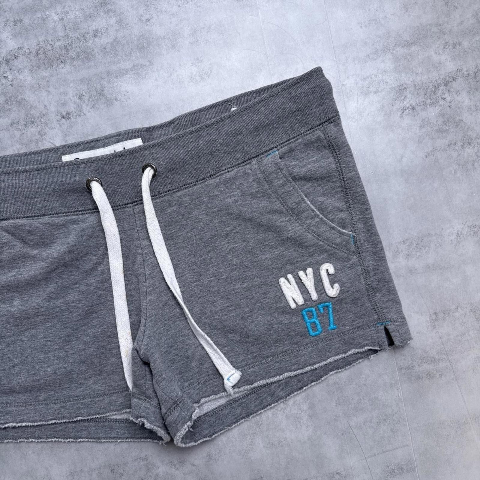 Aeropostale Y2K Aeropostale grey mini sweat shorts Size US 30 / EU 46 - 4 Thumbnail