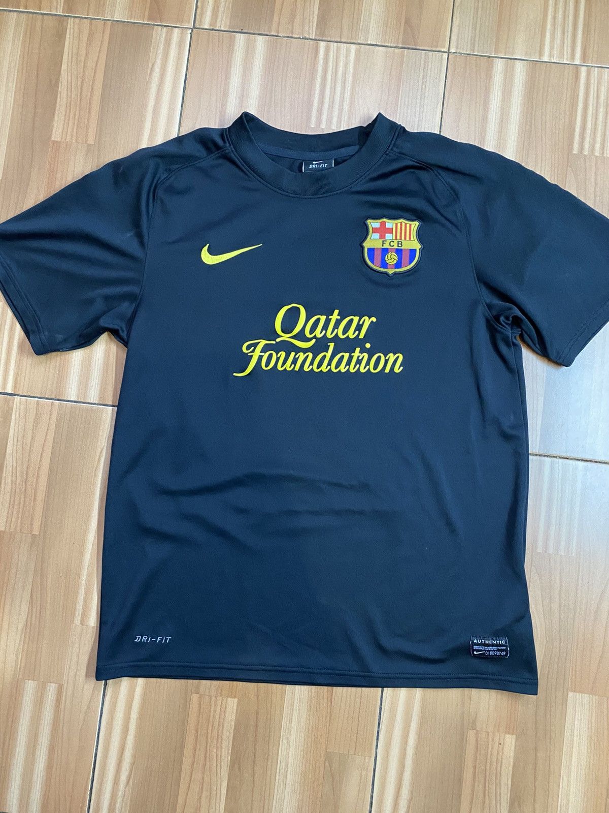 Nike Nike Barcelona 2011/12 Away Football Shirt Soccer Jersey Size US S / EU 44-46 / 1 - 2 Thumbnail