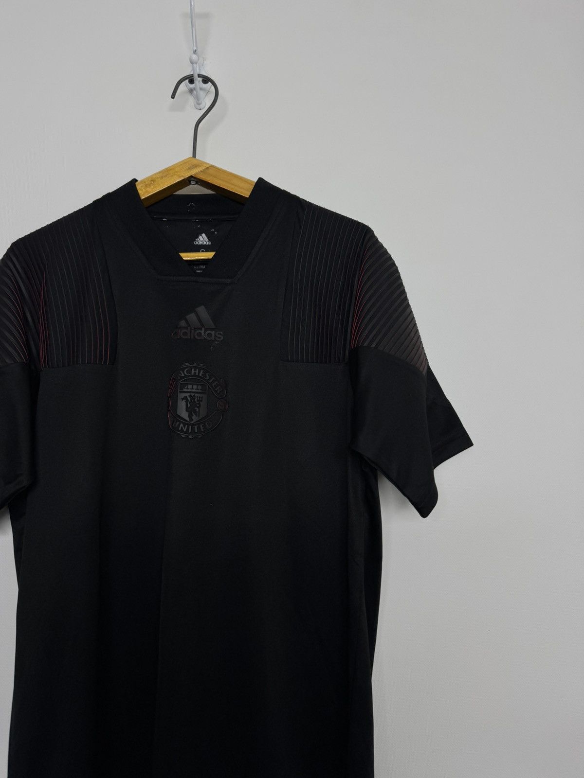 Adidas MANCHESTER UNITED 2018/2019 FOOTBALL SHIRT RETRO STYLE Size US S / EU 44-46 / 1 - 6 Thumbnail