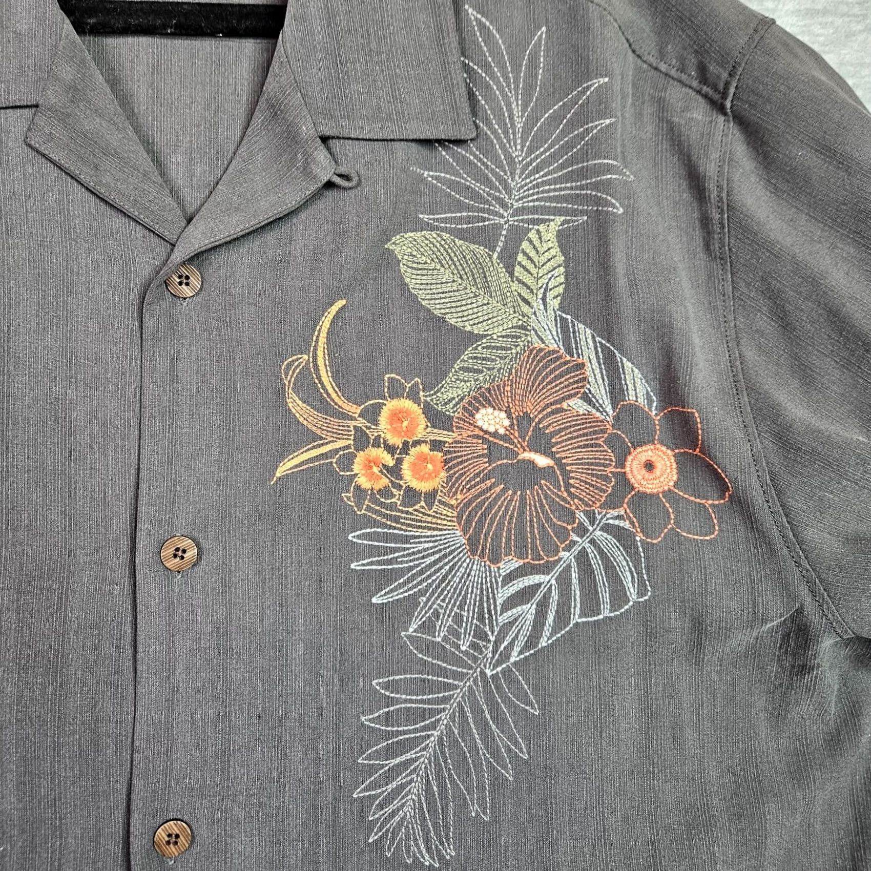 Tommy Bahama Tommy Bahama Shirt 100% Silk Gray Floral Embroidered Button-Up XL Regular Adult Men’s Short Sleeve Vintage? No Size US XL / EU 56 / 4 - 3 Thumbnail