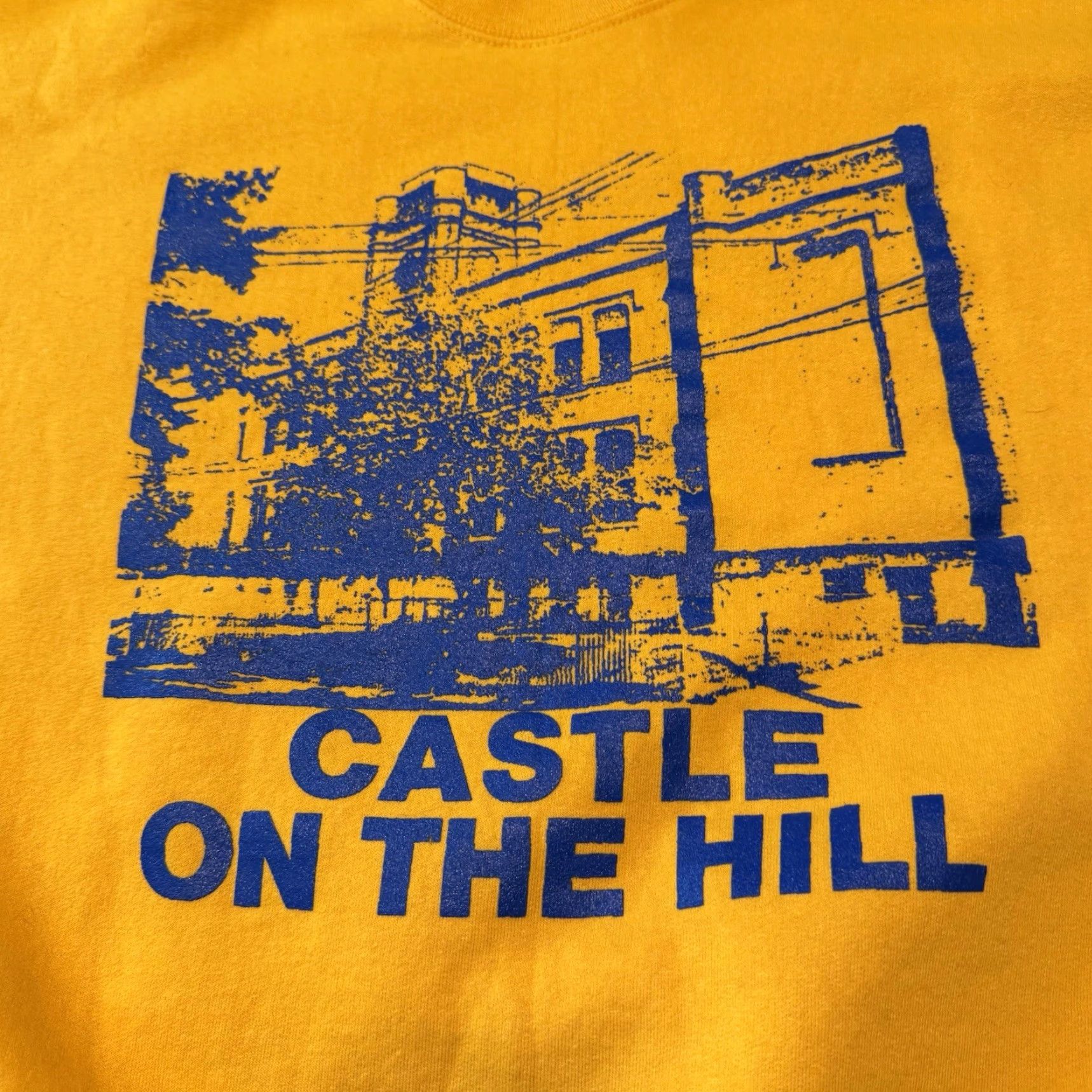 Hanes VINTAGE Hanes Sweatshirt Castle On The Hill Pittsburgh University Yellow Blue Graphic Print XL Mens Pullover Crew Neck Size US XL / EU 56 / 4 - 3 Thumbnail
