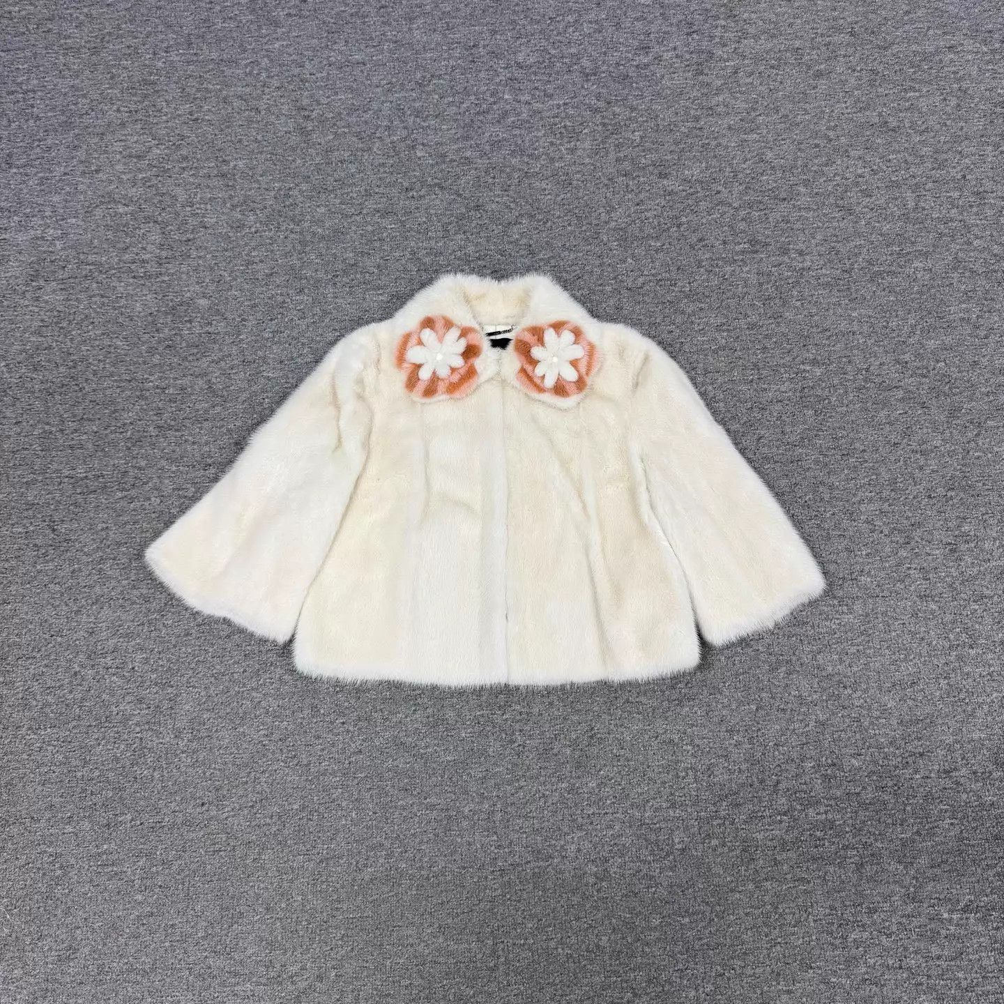 Fendi Fendi White Floral-Button Plush Short Fur Coat 36 Size XS / US 0-2 / IT 36-38 - 1 Thumbnail