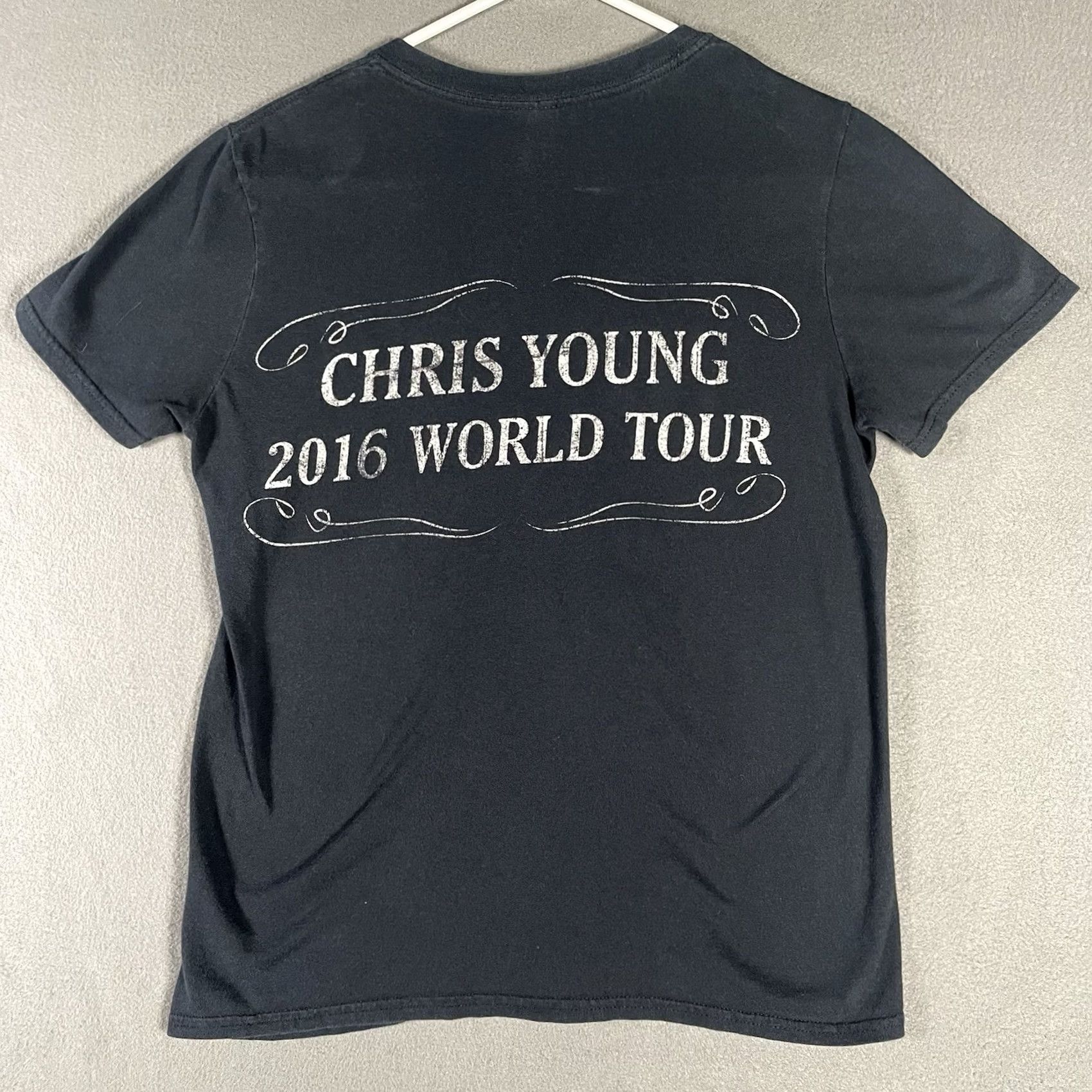 Gildan Chris Young 2016 World Tour T Shirt Black Small Gildan Short Sleeve Crew Neck Cotton Logo Vintage Look Mens Size US S / EU 44-46 / 1 - 2 Thumbnail