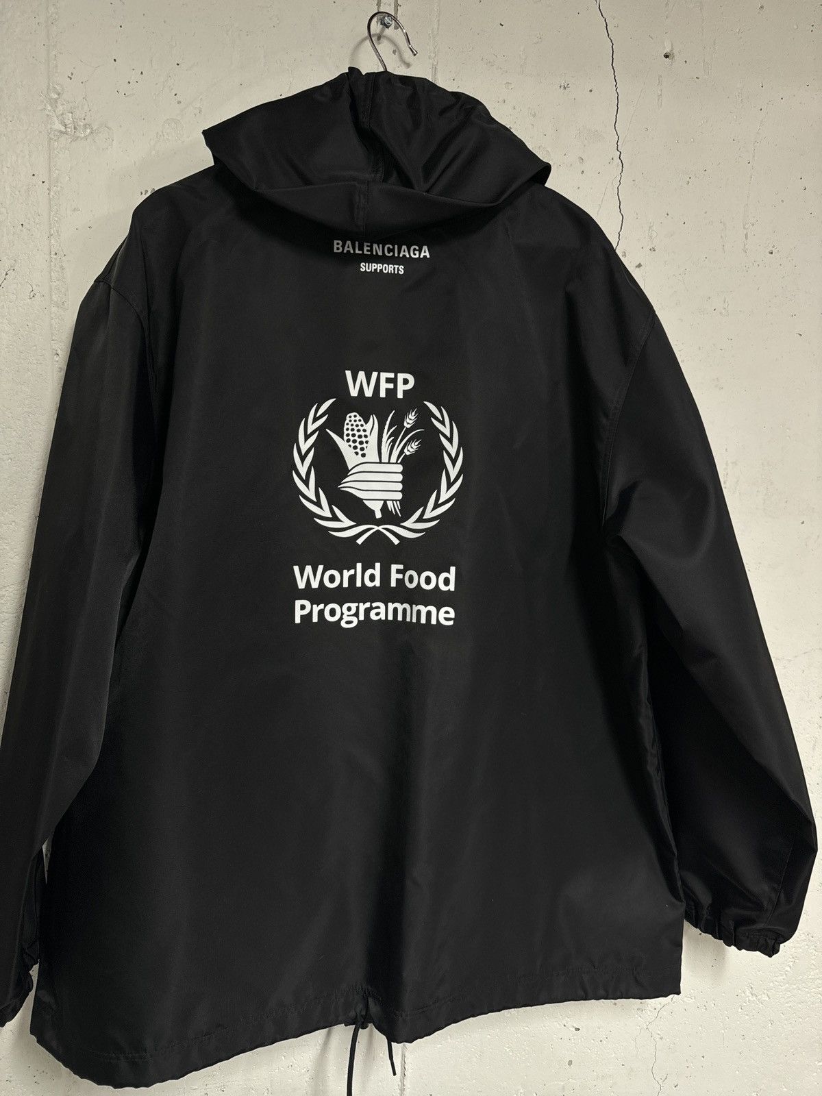 Balenciaga FW18 WFP World Food Programme Windbreaker Jacket NWT (46) Size US M / EU 48-50 / 2 - 2 Thumbnail