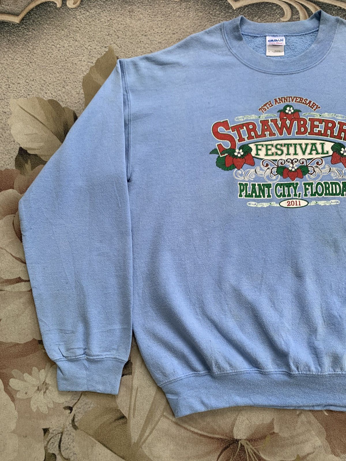 Gildan × Vintage Vtg Strawberry Festival 2011 Sweatshirt by Gildan Size US M / EU 48-50 / 2 - 3 Thumbnail