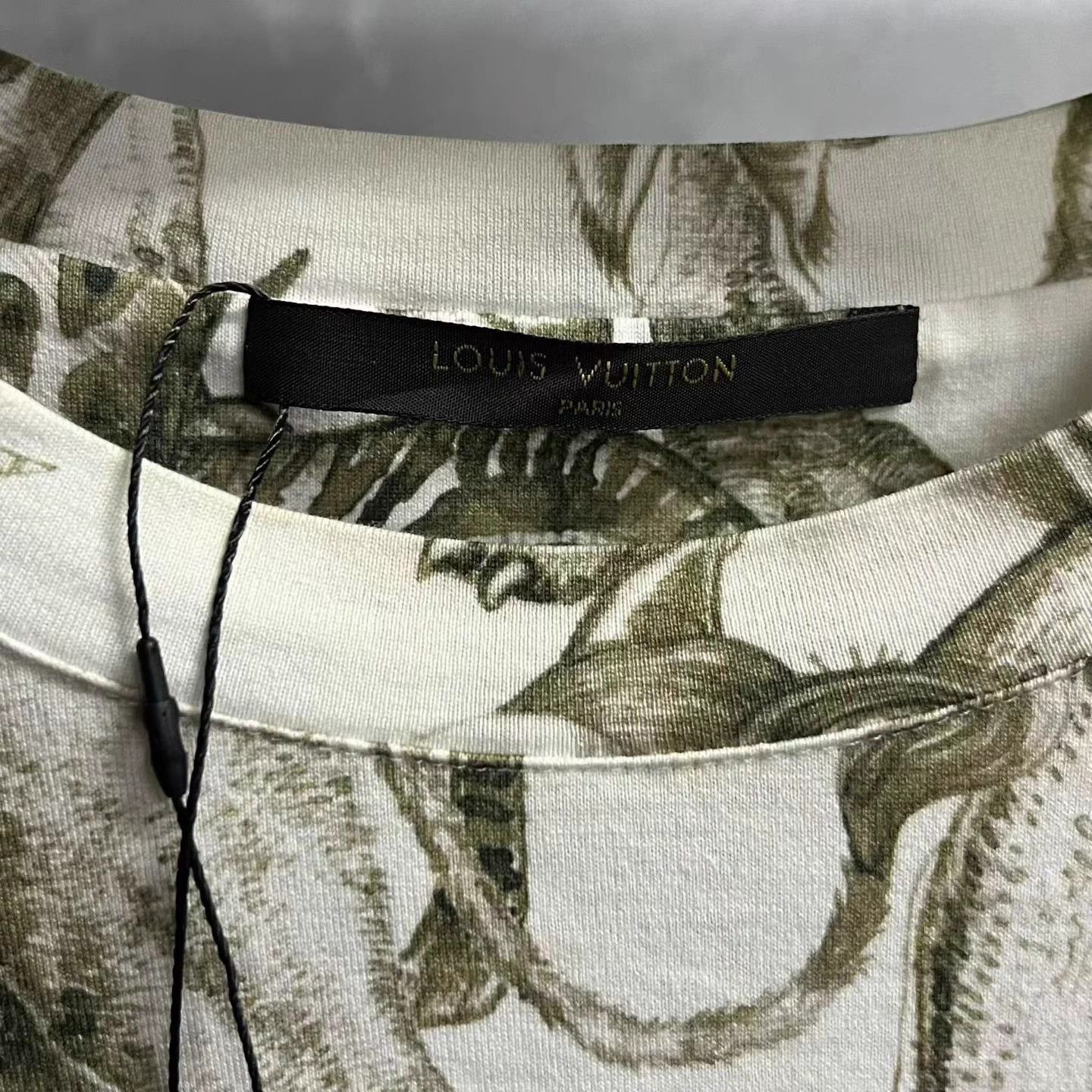Louis Vuitton Louis Vuitton Classic Animal Print Crew Neck SS Tee M/L Size US M / EU 48-50 / 2 - 3 Thumbnail