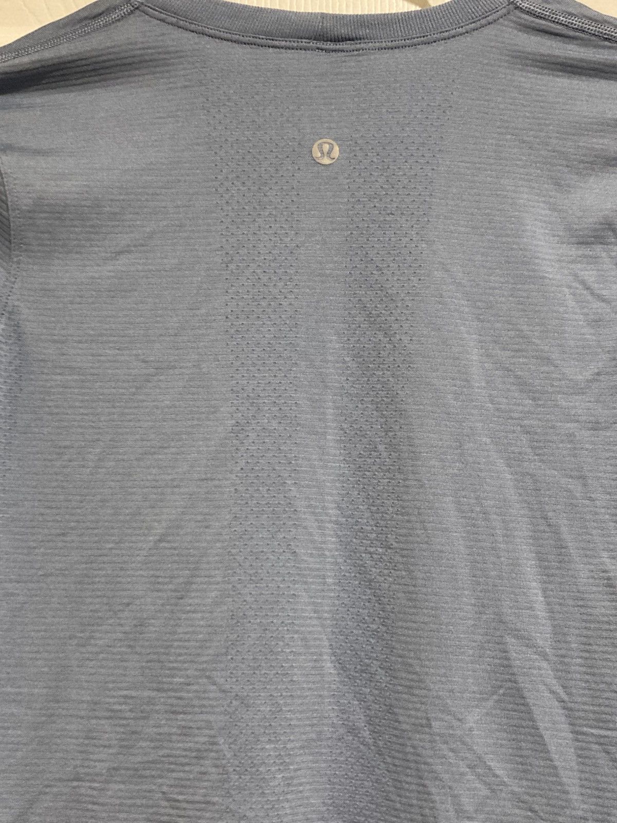 Lululemon Lululemon Women’s Blue Athletic Longsleeve Shirt Sz. 2 Size XS / US 0-2 / IT 36-38 - 4 Thumbnail