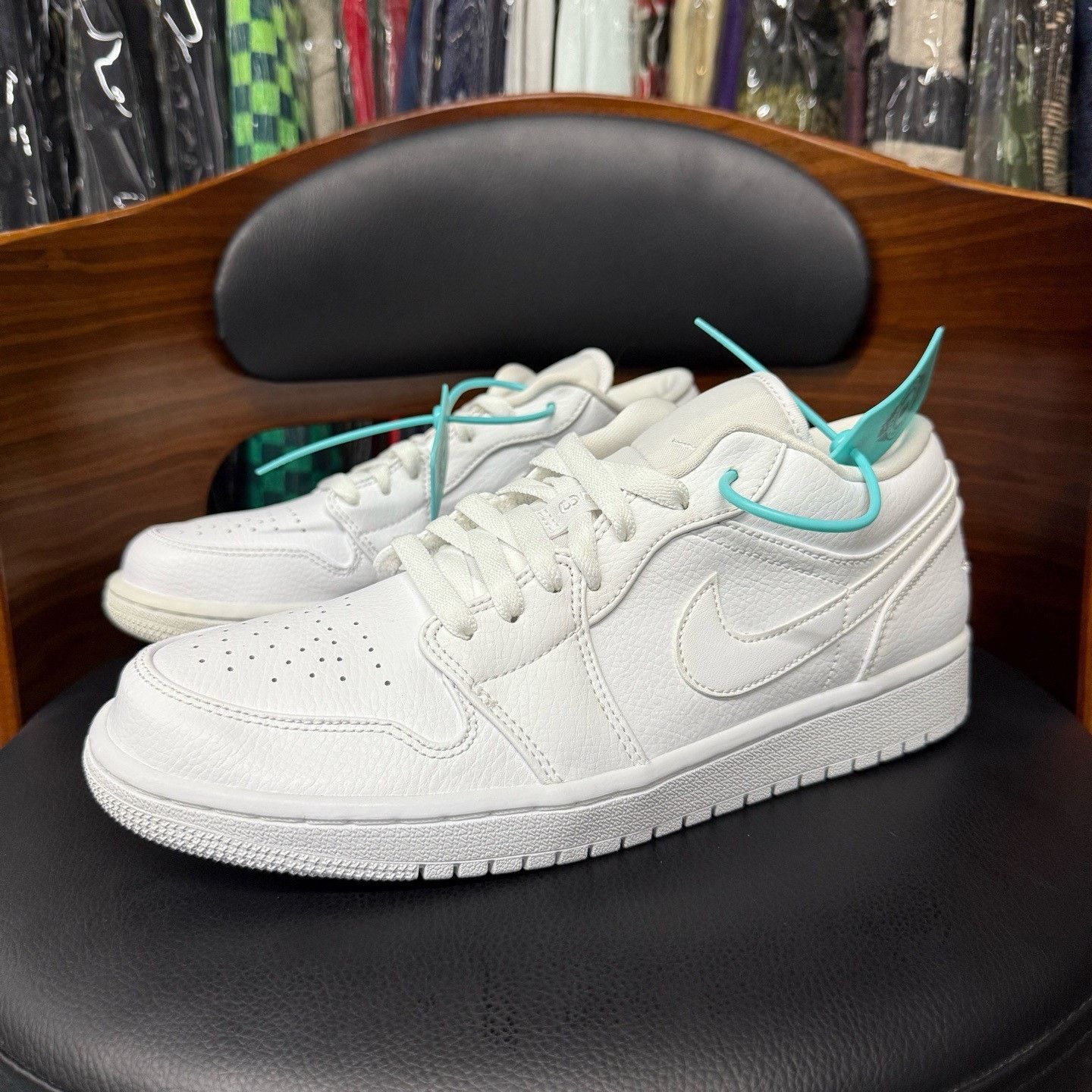 Nike Nike AJ1 White Lowtop Sneakers 42 Men Size US 9 / EU 42 - 1 Thumbnail