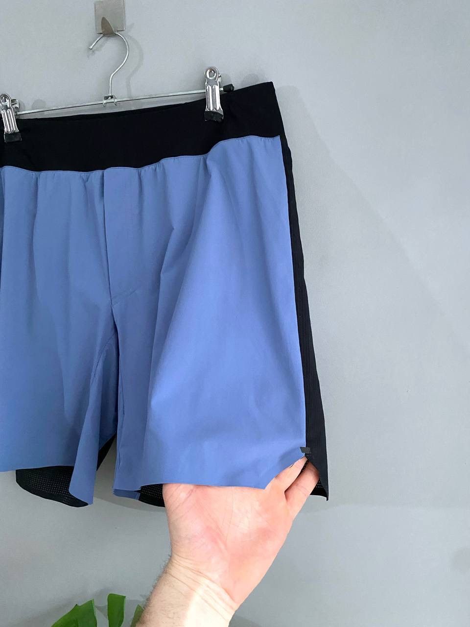 On On Cloud Running Swiss Lightweight Men's Shorts, Size M/W32 Size US 32 / EU 48 - 6 Thumbnail