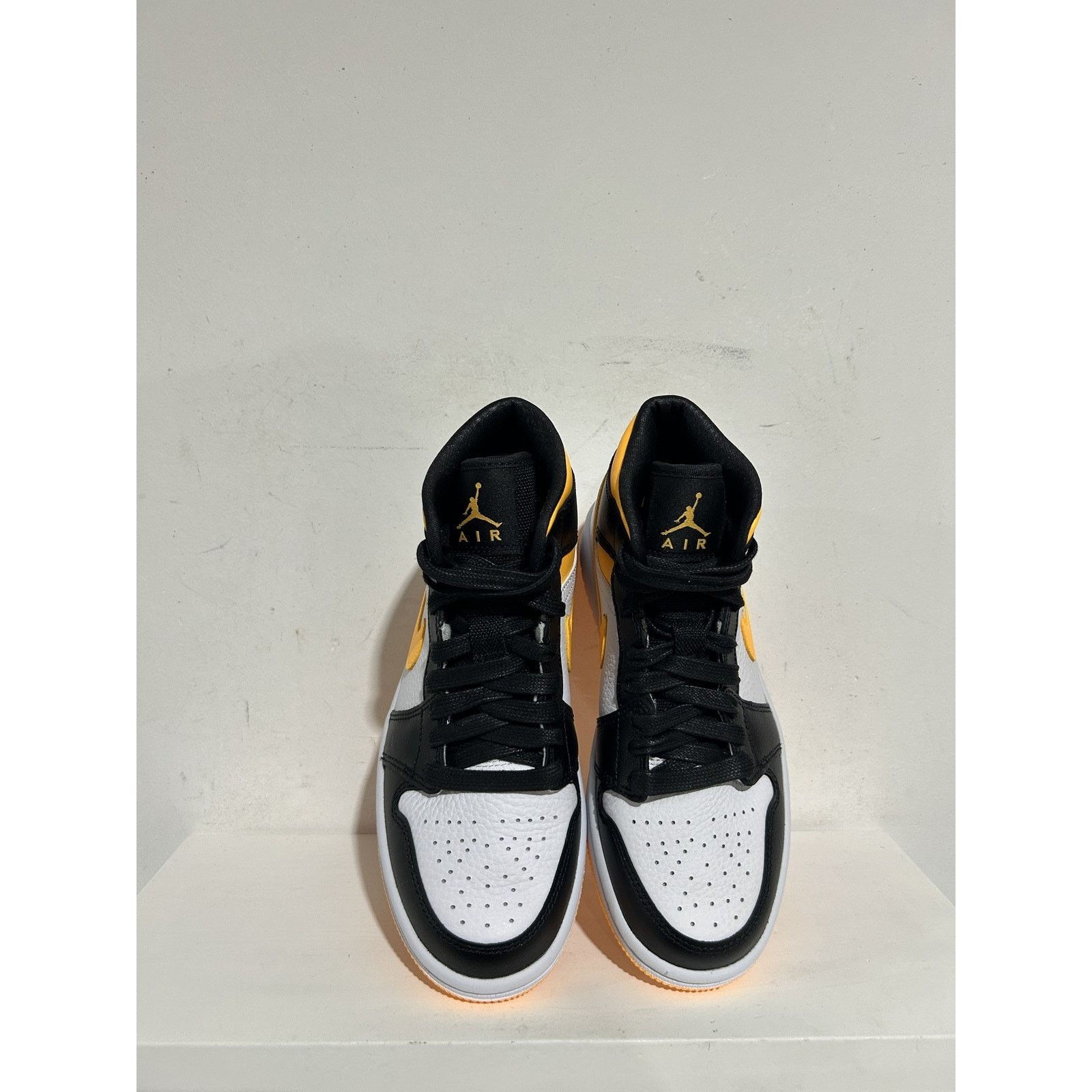 Nike JORDAN 1 MID LASER ORANGE BLACK SIZE 6W (4.5MENS) Size US 6 / IT 36 - 3 Thumbnail