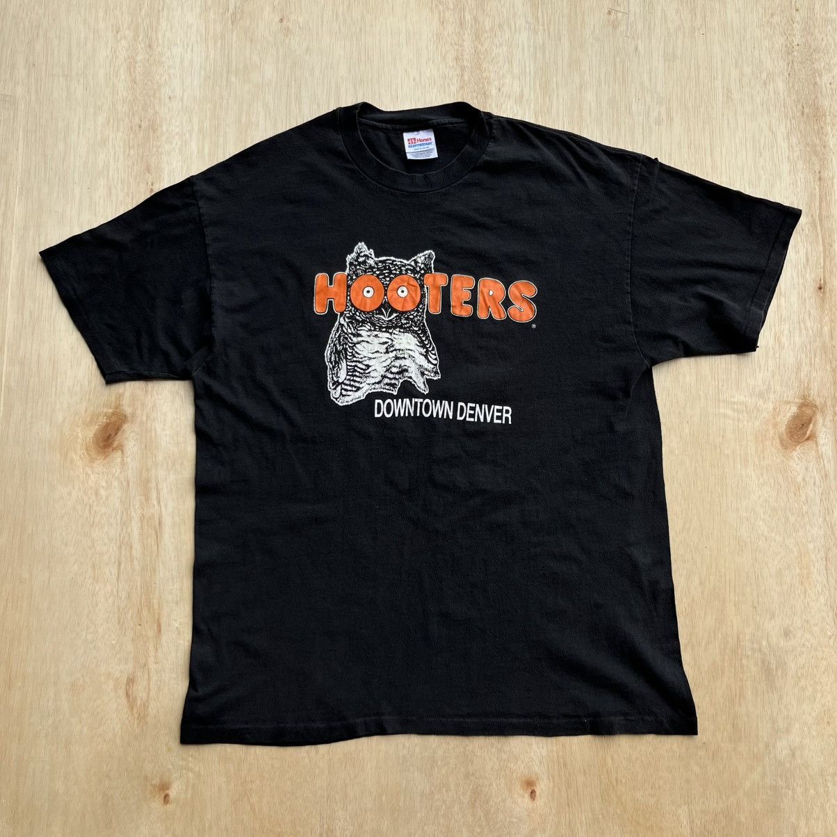 Vintage HOOTERS DOWNTOWN DENVER VINTAGE 90s TEE Size US XL / EU 56 / 4 - 1 Thumbnail