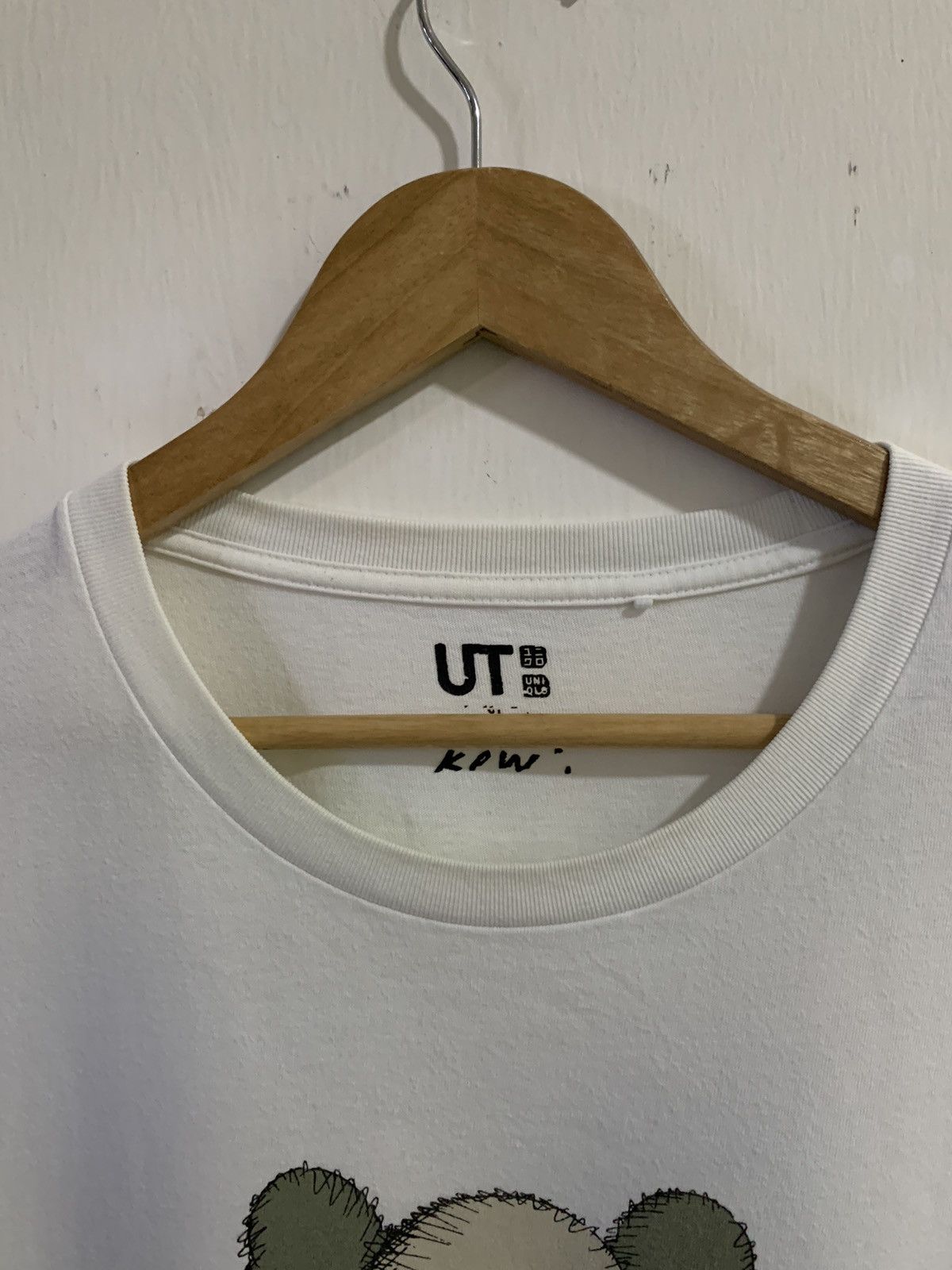 Uniqlo Uniqlo Kaws Tee Size US XL / EU 56 / 4 - 5 Thumbnail