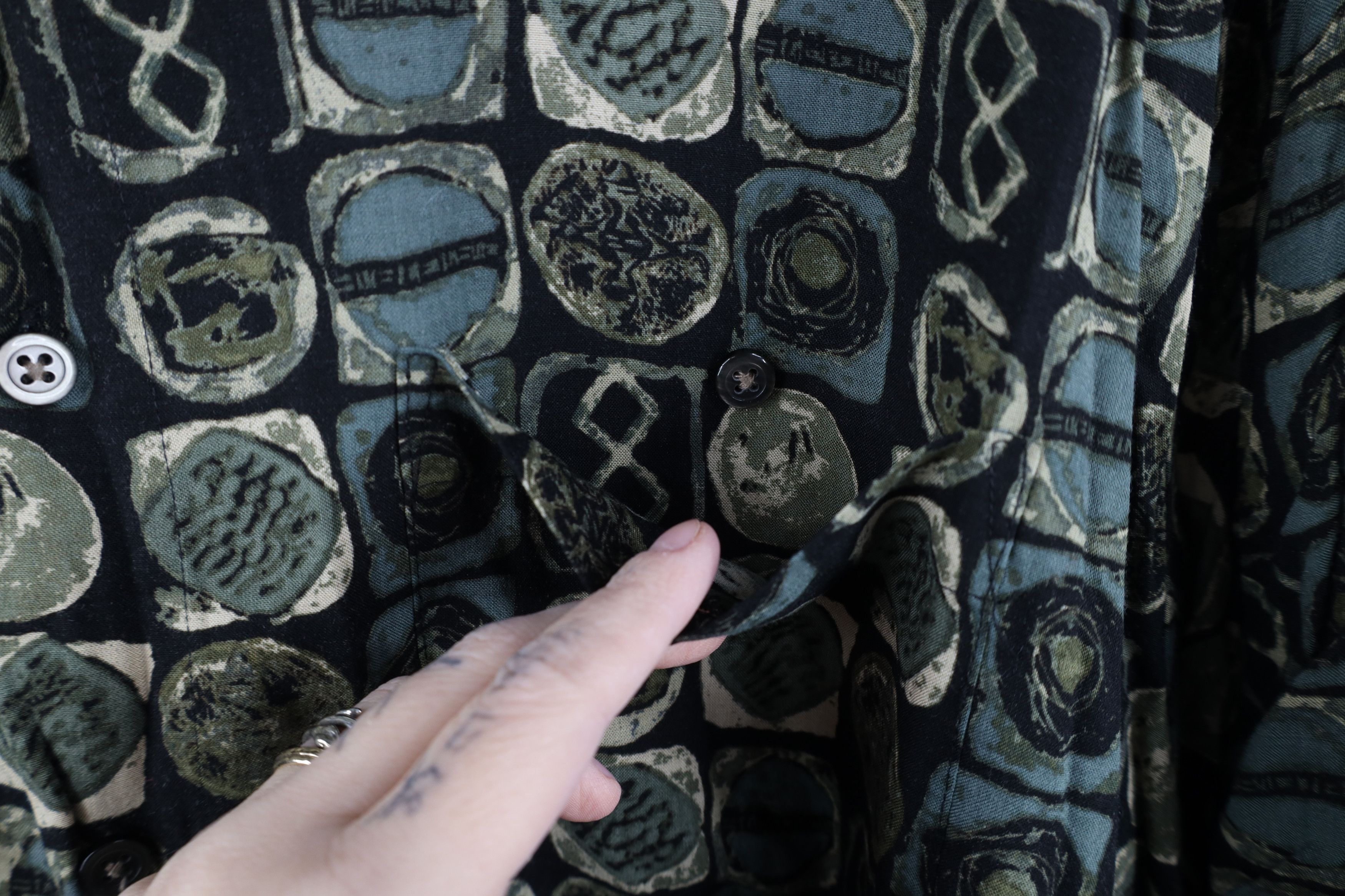 Vintage Vintage 90s Streetwear Geometric Collared Button Shirt Size US XL / EU 56 / 4 - 4 Thumbnail