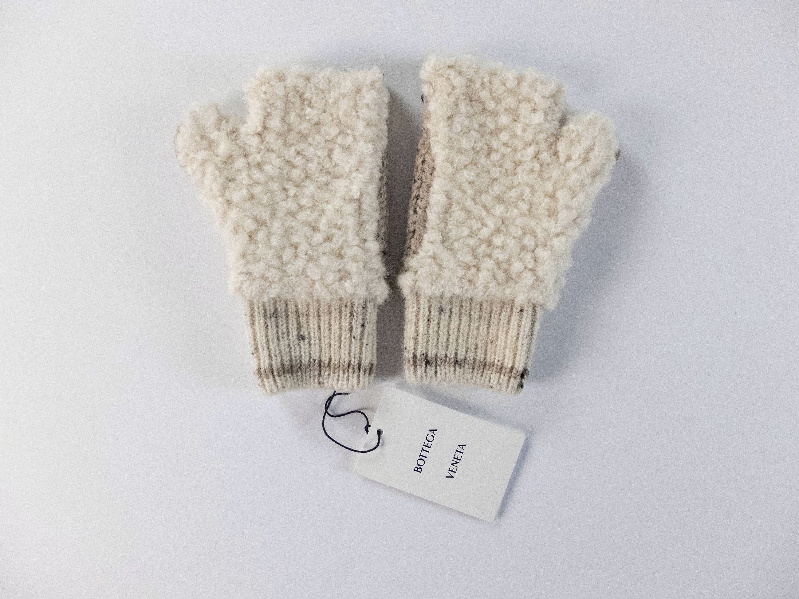 BOTTEGA VENETA beige Shearling & wool mittens gloves q
