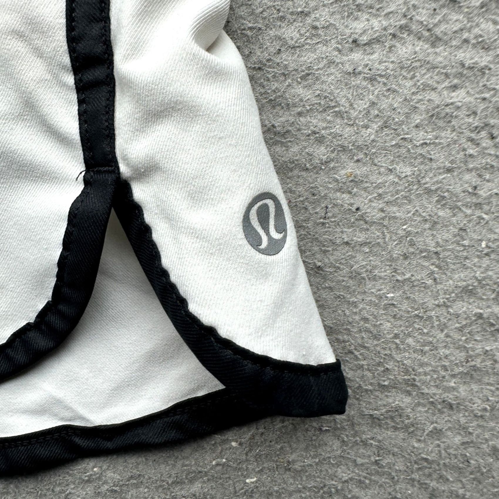 Lululemon Lululemon Varsity Shorts White Black Womens XL L Pocket Drawstring High Rise Size 36" / US 14 / IT 50 - 5 Thumbnail