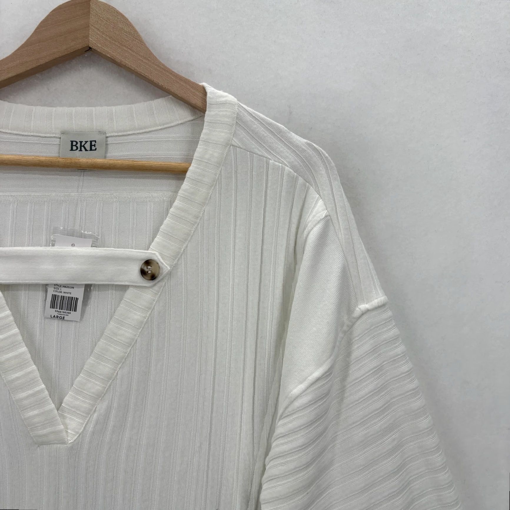 Vintage VINTAGE Buckle Shirt Womens Large White Ribbed V Neck Long Sleeve Knit Pullover NWT Size L / US 10 / IT 46 - 2 Thumbnail