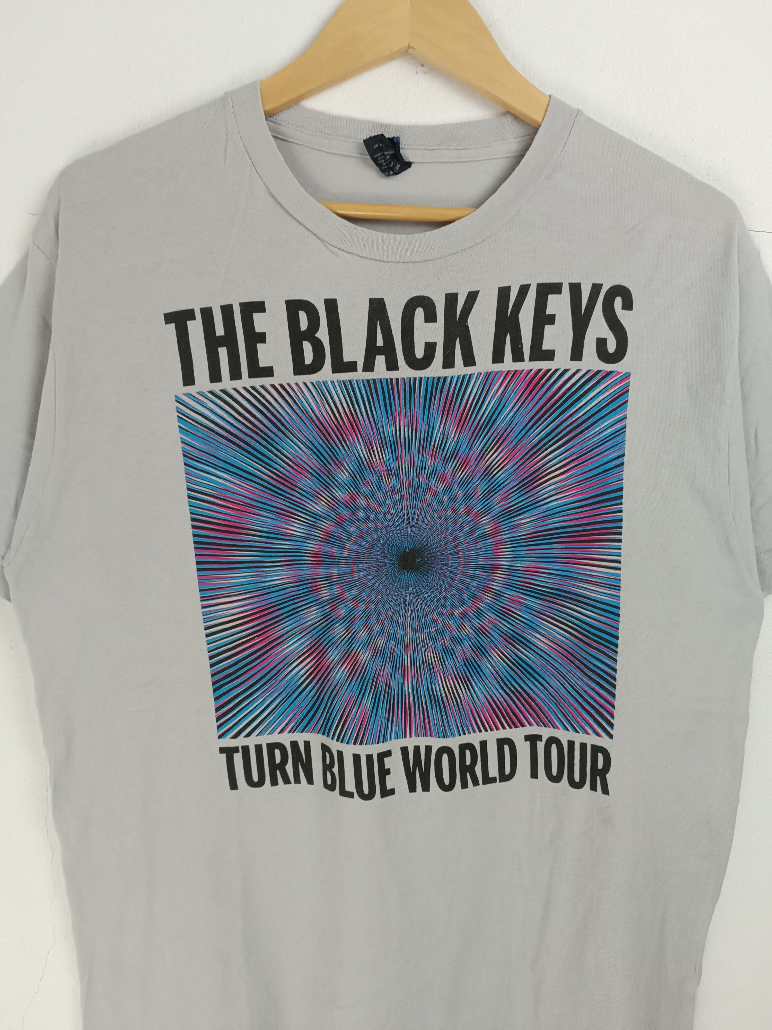 Band Tees VINTAGE '14 THE BLACK KEYS TURN BLUE TOUR white stripes rza Size US L / EU 52-54 / 3 - 8 Thumbnail