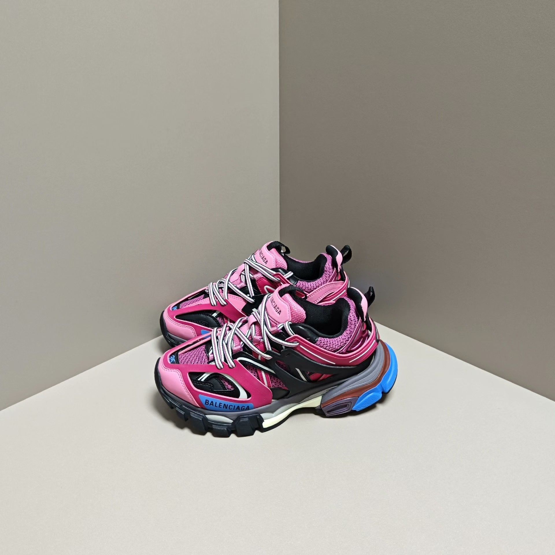 Balenciaga Balenciaga Red Lowtop Sneakers us_5 Women Size US 5 / IT 35 - 1 Thumbnail