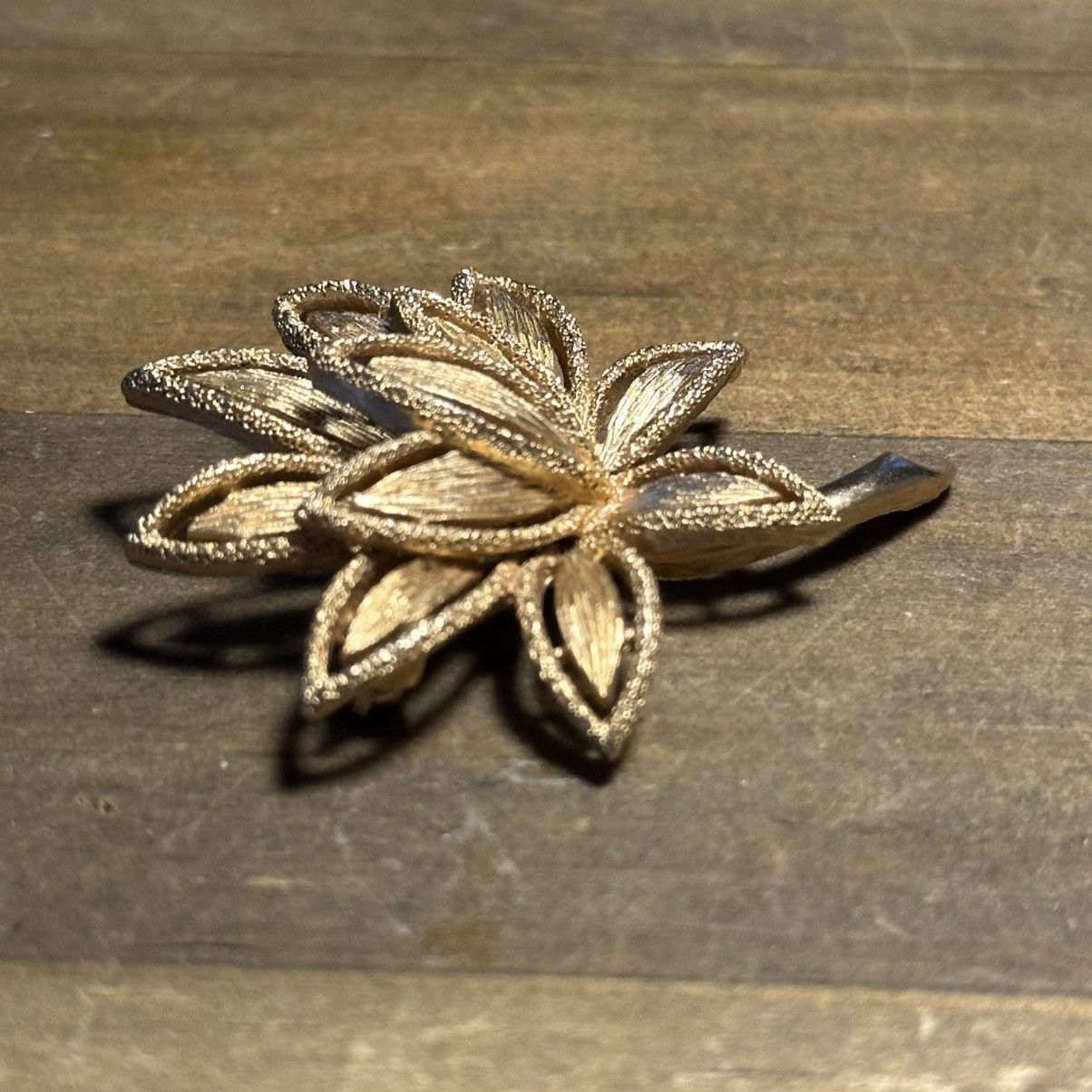Other × Vintage Vintage Avon 1960’s golden lotus flower brooch Size ONE SIZE - 2 Thumbnail
