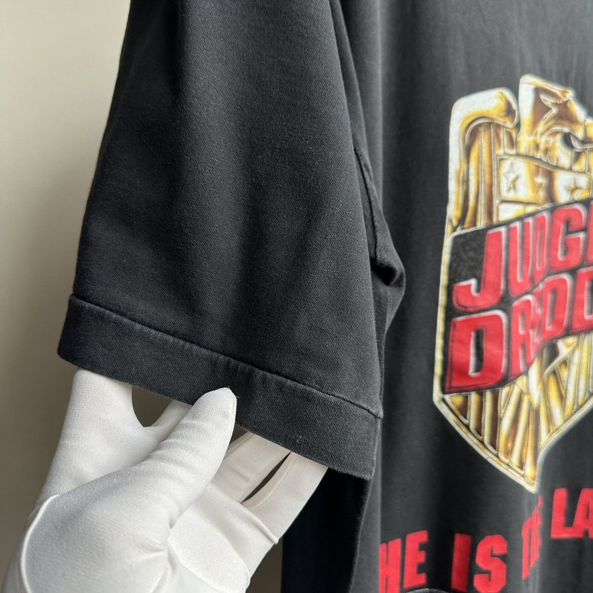 Vintage Vintage 1995 Judge Dredd “He is the Law!” Movie Promo Tee Size US XL / EU 56 / 4 - 6 Thumbnail