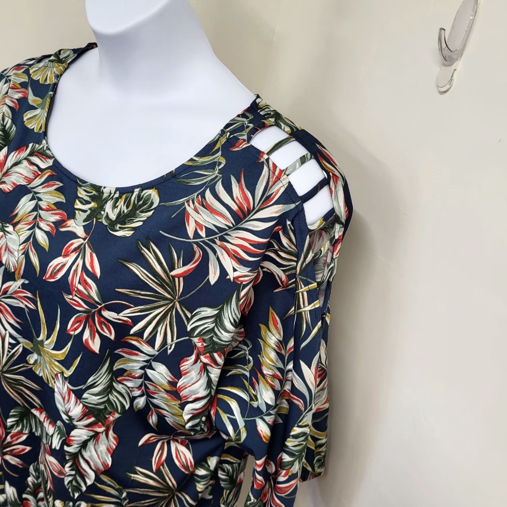 Vintage PERCEPTION CONCEPT Blouse Womens XL Blue Tropical Flower Cut Out Sleeves Floral Pattern 3/4 Sleeve Size XL / US 12-14 / IT 48-50 - 4 Thumbnail