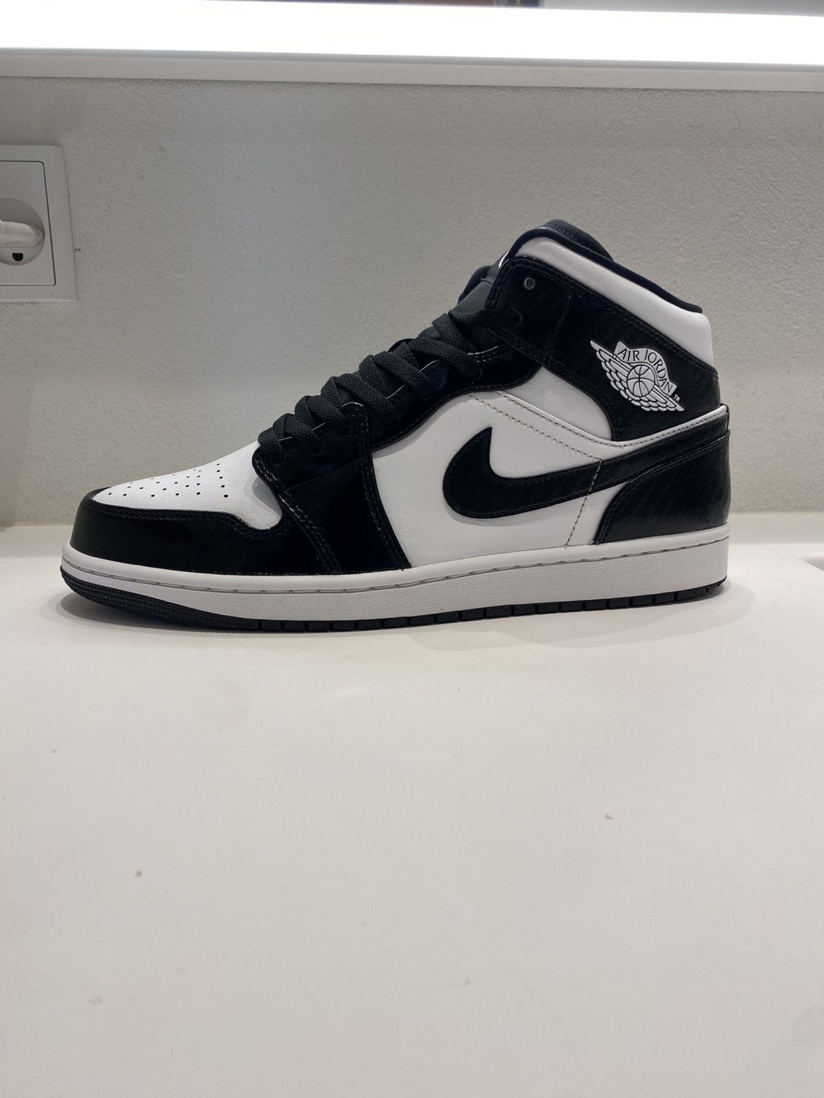 Jordan Brand × Nike Nike Jordan 1 Mid, Carbon Fiber Size US 11 / EU 44 - 4 Thumbnail