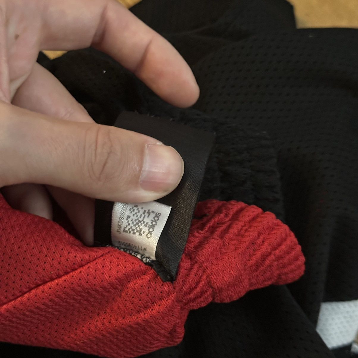 Adidas × NBA × Vintage Adidas Chicago Bulls Basketball Shorts Size US 32 / EU 48 - 8 Thumbnail