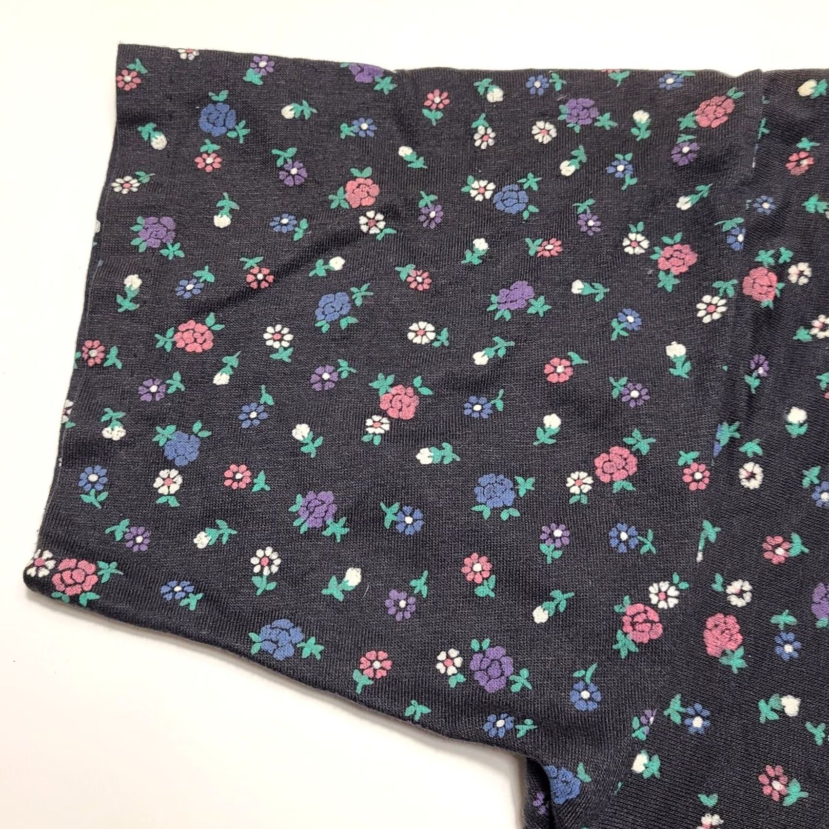 Vintage VINTAGE Bella Mia International Aop Floral T-Shirt Womens Small Retro 90s USA Black Floral Short Sleeve Mock Neck Cotton Blend Classic Fit Size S / US 4 / IT 40 - 4 Thumbnail