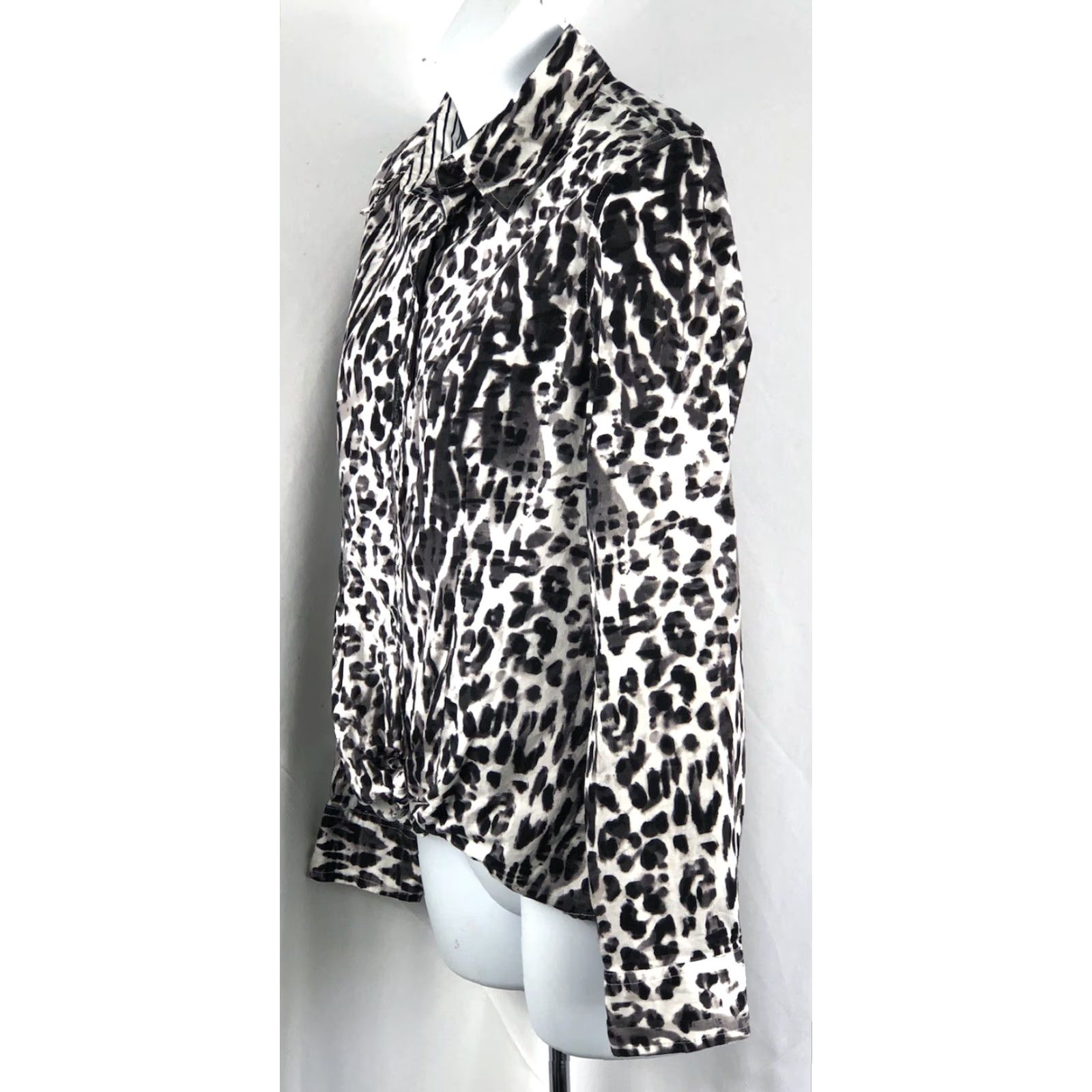 Jones New York Jones NY button Up Top M Leopard Tie front Collar Long Sleeve Shirt Women XS? Size M / US 6-8 / IT 42-44 - 2 Thumbnail