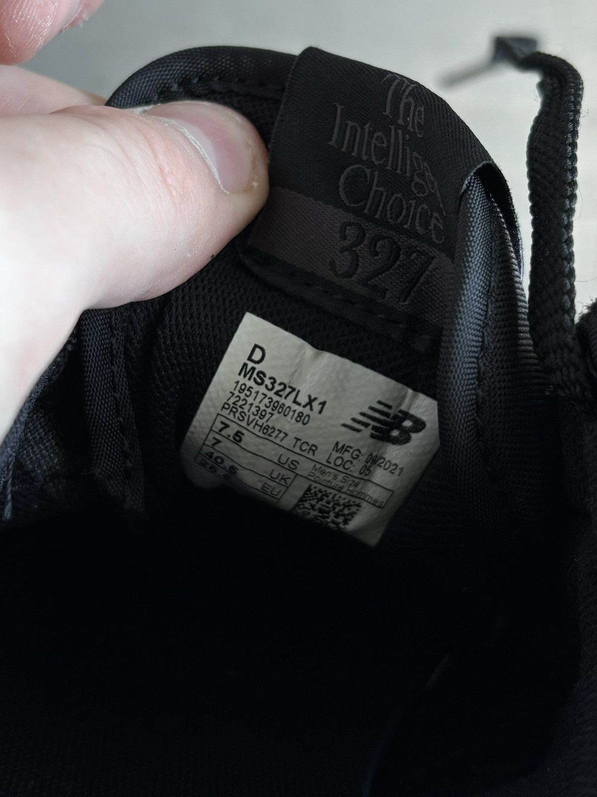 New Balance New Balance 327 Triple Black Sneaker Waffle Racer MS327LX1 7 Size US 7.5 / EU 40-41 - 12 Thumbnail