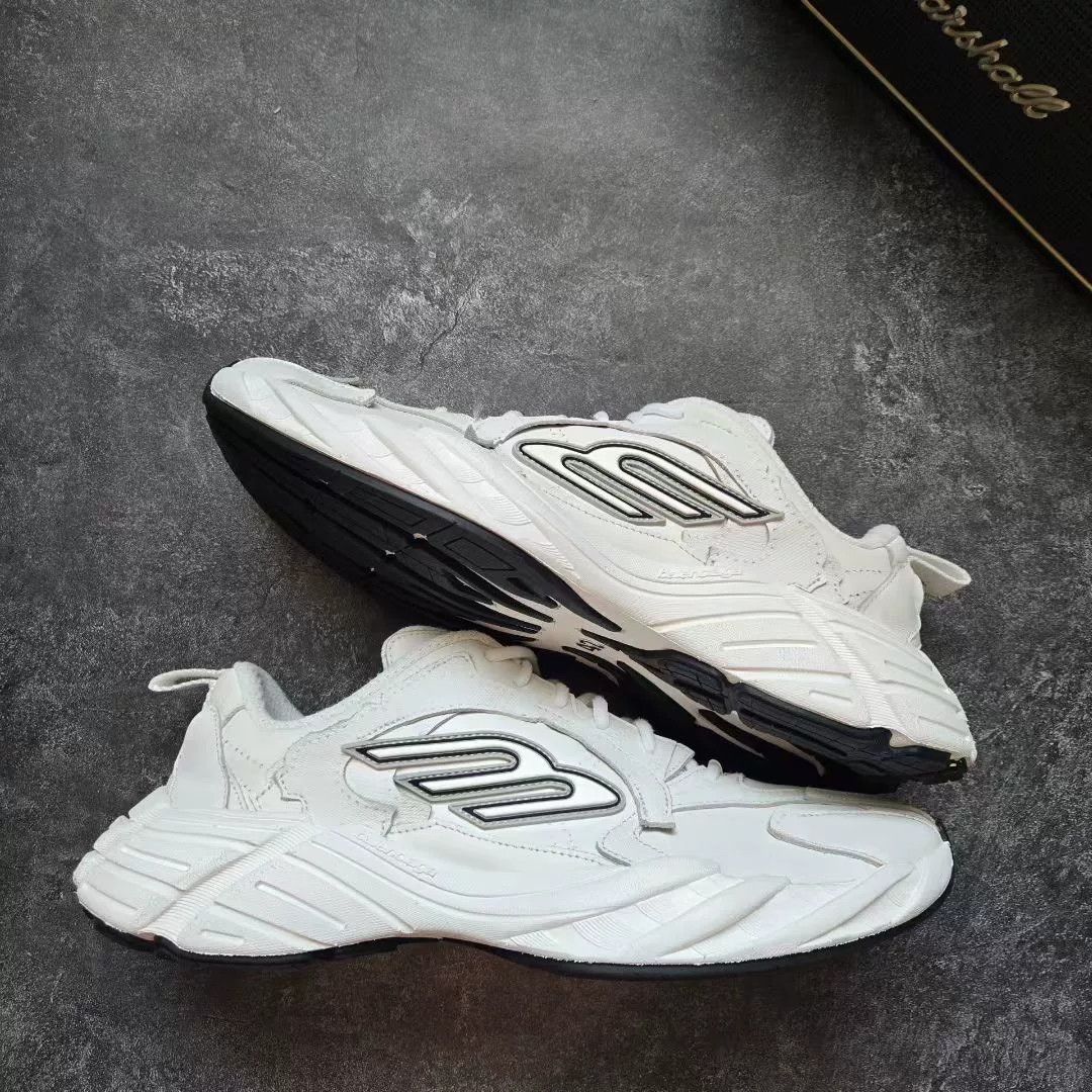 Balenciaga Balenciaga White Lowtop Sneakers 42 Men Size US 9 / EU 42 - 1 Thumbnail