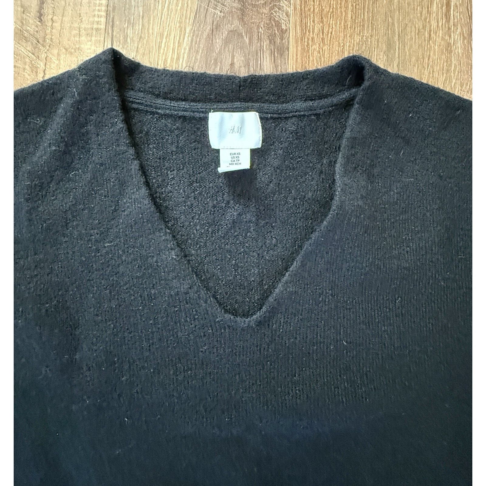 H&M H&M Sweater Womens Size XS Black V-Neck Pullover Poly, Wool Size XS / US 0-2 / IT 36-38 - 5 Thumbnail