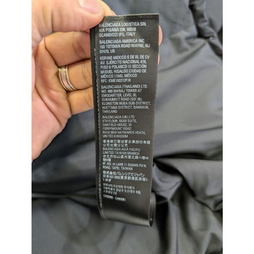 Balenciaga o1rshd1 Sporty B Down Puffer Jacket in Black Size US M / EU 48-50 / 2 - 22 Thumbnail
