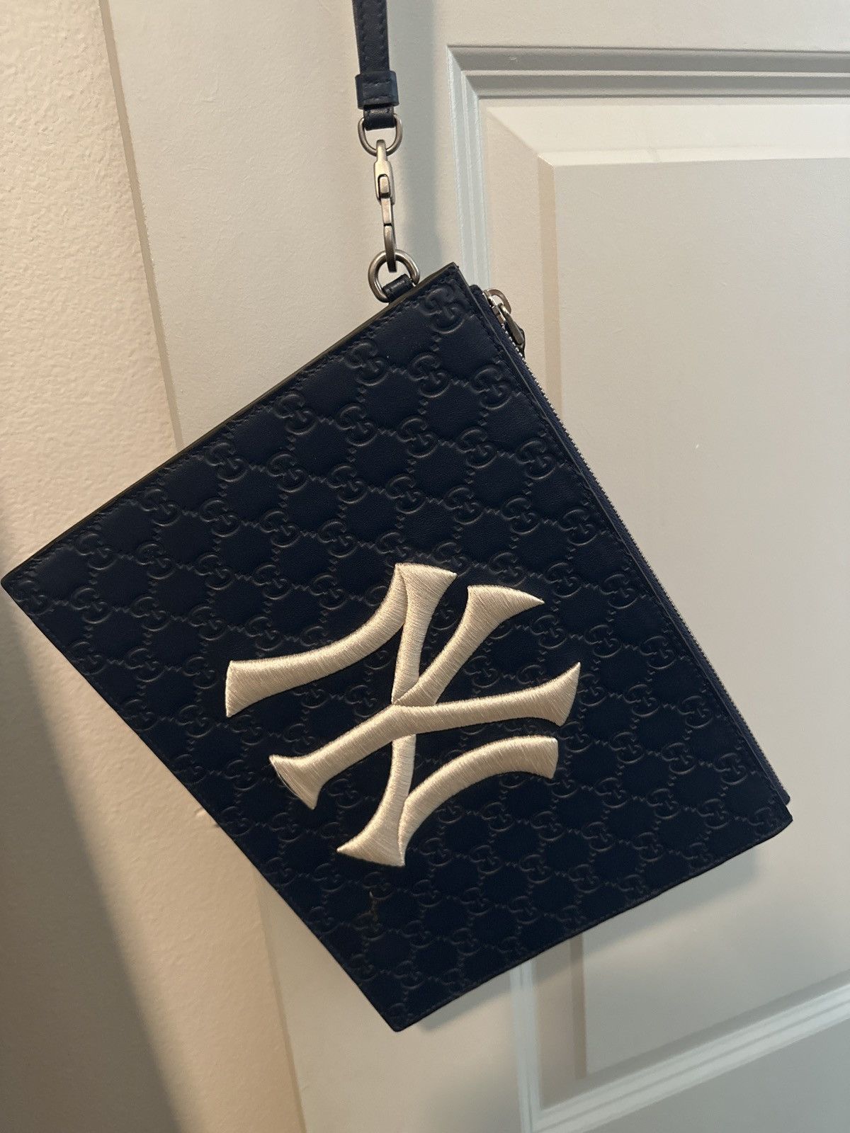 Gucci × MLB Gucci x MLB yankees leather pouch bag Size ONE SIZE - 1 Thumbnail