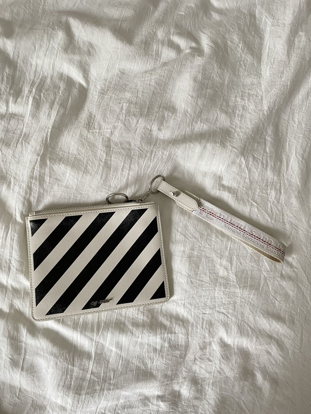 最終値下げ【希少 未使用美品】Off-White ZIPTHE CHARM 牛革 Off-White Off White Patent Leather Zip Tie Charm | Grailed